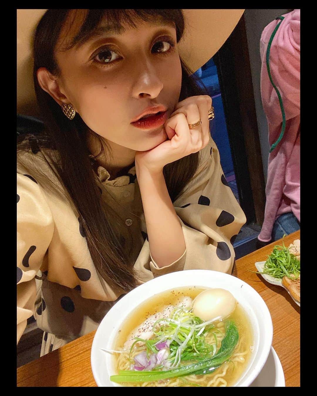 Kerinaさんのインスタグラム写真 - (KerinaInstagram)「有沒有人是拉麵控呀？ 某一天走在路上大概才傍晚五點初頭 遠遠就看到有一家拉麵店已經不少人在排隊了 平常很懶得排隊的我，完全被這家店吸引住 可能是心理很懷疑，有這麼好吃嗎？ 還沒到餐期時間就已經有人在排隊了🤔 剛好離下個行程還有一個小空檔 就以一個「看它是能有多好吃」的心態坐下開始排隊  還好拉麵大家幾乎都是吃完就走 所以大概只排了不到半小時就輪到我們了 進門之後入口有自助點餐機 覺得有種瞬間來到日本的懷念感 在排隊的時候就有先上網爬了一下文 蠻多人推薦點黃金雞湯拉麵的 抱著既期待又怕受傷害的心情給它點下去 我選的是舒肥嫩雞肉 另外再點一盤綜合肉跟助理一起分食  好～～必須要說湯頭真的蠻清爽好喝的耶 我幾乎整碗湯喝光光！ 麵可以選擇捲麵跟粗麵以及軟硬度 我選了捲麵（正常硬度） 麵條也很Q彈好吃，而且大中小份量價錢都一樣 所以我選了中的，很怕吃不飽😂 中的對一般女生來說吃得完但有點撐 男生可能就是要點大的～ 整體來說我給它90分耶 吃完會想再二訪的好吃👏🏻👏🏻  結果吃完離開之後馬上才收到朋友的訊息 也說這家超好吃，她推薦辣豚骨拉麵 也有另個朋友推薦同個老闆開的道樂拉麵也說不錯 感覺之後可以開啟我的拉麵之旅 有點想念日本了～～  #大家還吃過哪幾家覺得大推的 #送我拉麵口袋名單🙏🏻 #台北拉麵 #拉麵控 #薛妞孕穿搭 #anirek  外套/洋裝 @anirek_official  靴 @loveya.studio 帽子 @lackofcoloraus」1月28日 17時56分 - kerina_hsueh