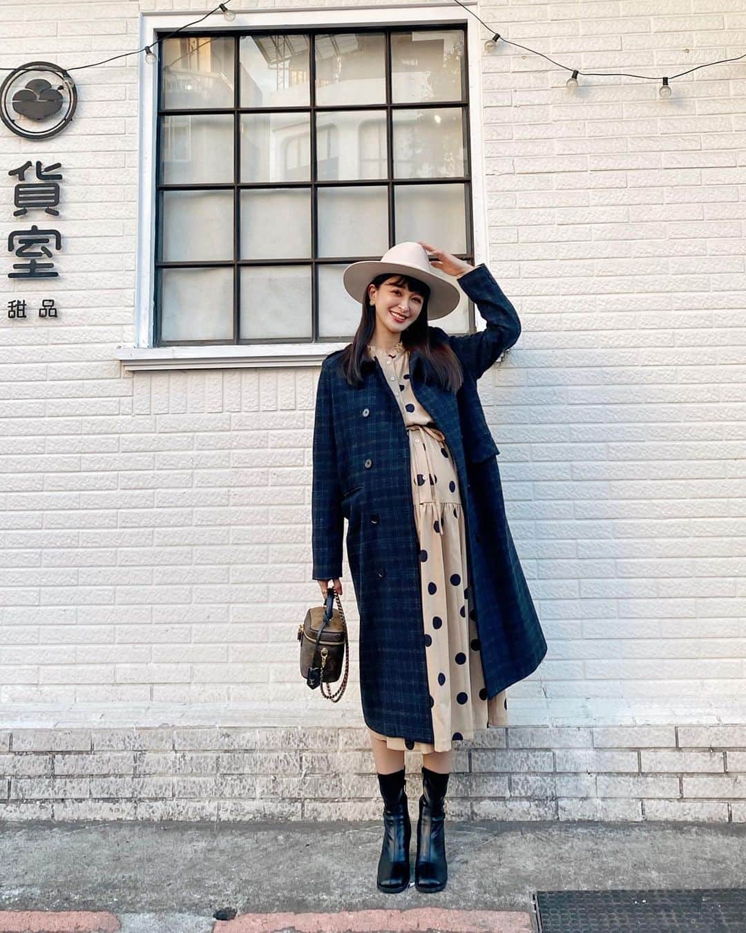Kerinaさんのインスタグラム写真 - (KerinaInstagram)「有沒有人是拉麵控呀？ 某一天走在路上大概才傍晚五點初頭 遠遠就看到有一家拉麵店已經不少人在排隊了 平常很懶得排隊的我，完全被這家店吸引住 可能是心理很懷疑，有這麼好吃嗎？ 還沒到餐期時間就已經有人在排隊了🤔 剛好離下個行程還有一個小空檔 就以一個「看它是能有多好吃」的心態坐下開始排隊  還好拉麵大家幾乎都是吃完就走 所以大概只排了不到半小時就輪到我們了 進門之後入口有自助點餐機 覺得有種瞬間來到日本的懷念感 在排隊的時候就有先上網爬了一下文 蠻多人推薦點黃金雞湯拉麵的 抱著既期待又怕受傷害的心情給它點下去 我選的是舒肥嫩雞肉 另外再點一盤綜合肉跟助理一起分食  好～～必須要說湯頭真的蠻清爽好喝的耶 我幾乎整碗湯喝光光！ 麵可以選擇捲麵跟粗麵以及軟硬度 我選了捲麵（正常硬度） 麵條也很Q彈好吃，而且大中小份量價錢都一樣 所以我選了中的，很怕吃不飽😂 中的對一般女生來說吃得完但有點撐 男生可能就是要點大的～ 整體來說我給它90分耶 吃完會想再二訪的好吃👏🏻👏🏻  結果吃完離開之後馬上才收到朋友的訊息 也說這家超好吃，她推薦辣豚骨拉麵 也有另個朋友推薦同個老闆開的道樂拉麵也說不錯 感覺之後可以開啟我的拉麵之旅 有點想念日本了～～  #大家還吃過哪幾家覺得大推的 #送我拉麵口袋名單🙏🏻 #台北拉麵 #拉麵控 #薛妞孕穿搭 #anirek  外套/洋裝 @anirek_official  靴 @loveya.studio 帽子 @lackofcoloraus」1月28日 17時56分 - kerina_hsueh