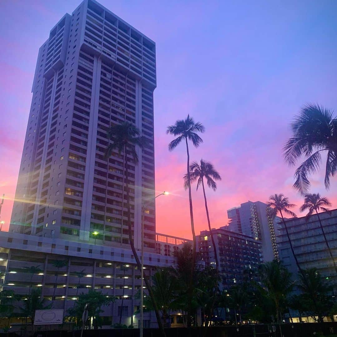 kawaiihawaiitourのインスタグラム：「ワイキキの中心街の街の雰囲気とヤシの木と夕陽の景色です！少しでも、皆さんにハワイの空気を感じ取ってもらえたら嬉しいです！本日は、ハワイは、103人のコロナの感染者が出ました。ワクチンは、お年寄りからハワイでも着々と接種されていっています。詳しくは、ストーリーをご覧ください！カワイイ・ハワイ・ツアーでは、お客様が行きたいところを自由に選んでもらって好きなようにツアーが回れます‼️ --------------------------------------------------------- ❤️Kawaii Hawai'i Tour / カワイイ・ハワイ・ツアー ❤️✨🌈プラン🌈✨ (ハワイ州政府公認会社 PUC 497-C) ✔︎日本人経営 日本人ガイド付きツアーなので安心️🏝✨😎👍🏽 ✔︎あなただけのオリジナルツアーが作れます ✔︎初ハワイ満喫コース、オススメスケジュールご用意しています‼︎ ✔︎ガイドブック派？それともローカル体験派？ ✔︎なんでもご相談下さい 💁🏽‍♂️💁🏽☀️🏝✨😎👍🏽 ✔︎お写真もたくさんお撮りします🤳 ------------------------------------------------------ ✴︎今日の格言✴︎ 自分に対しては、損と得とあらば損の道をゆくこと。他人に対しては、喜びのタネまきをすること。我も他も物心ともに豊かになり生きがいのある世の中にすること(鈴木清一) ------------------------------------------------------ お客様の笑顔が私達の笑顔をモットーにツアーをさせてもらっています🚙🚖🚘 --------------------------------------------------------  #ハワイ #hawaii #カワイイハワイハワイツアー #ワイキキビーチ #コロナ　#ファインダー越しの私の世界 #カカアコ #ハワイ好き #ラニカイビーチ #天国の海 #ハワイウェディング #ハワイ行きたい #ハワイツアー #オアフ島　#ホノルル #ハワイチャーターツアー  #ハワイ旅行  #ハワイ女子旅  #ハレイワ 　#フォトジェニック #ハワイ好きな人と繋がりたい #ハワイコロナ　#インスタ映え　  #ハワイ観光 #夕陽  #夕焼け  #オアフ島 #waikikibeach #waikiki 　#ヤシの木 #ワイキキ」