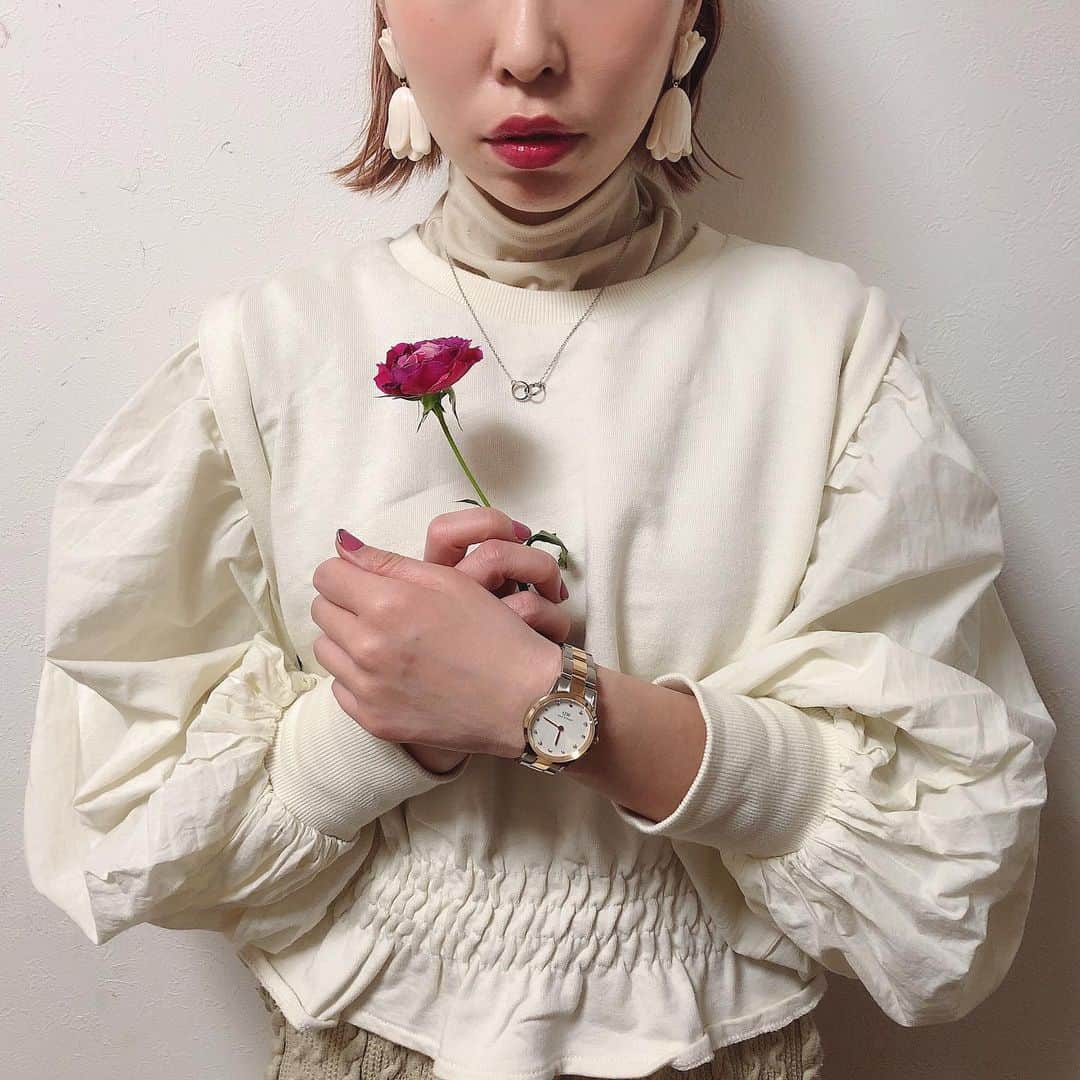 のインスタグラム：「． ★#アクセサリー ★  もう少しで#バレンタイン ですね🍫  愛を込めて特別な人に💓 バレンタインシーズンに #danielwellington  新作ジュエリーUNITY登場です💎  @danielwellington   私がつけてる時計‥ ✔︎ ICONIC LINK LUMINE （二枚目の写真見てね‼︎） 大人っぽく豪華で高級感のある デザインがつけてて気分が上がる💓  UNITYネックレスは、シルバーをつけたよ‼︎  2人を繋ぐかけがえのない絆の象徴。 デイリー使いにぴったりな デザイン💓  大好きな人とおそろいで つけるのもいいね😊👍  今ならバレンタインキャンペーン やってます☟  🌹1/28～2/14 DW公式サイトや 直営店舗にて2点以上お買い上げで10％OFF （新作も対象）  🌹バレンタイン限定 ギフトボックスも無料　  🌹15％OFFクーポンコード【amigo2】の 併用でさらにお得    期間限定なので是非💓  そしてこの日つけてた#チューリップ の #ピアス ‥ @m2_handmade  🌷🌷🌷🌷🌷🌷🌷 三枚目と四枚目の写真見てね🤳  お花でチューリップ🌷の花が 好きだからこのデザイン見た時 可愛いすぎてテンション上がった💓 これからの春にぴったりの ピアス です✨  #ダニエルウェリントン #DWgiftsoflove #ダニエル #手元#手元くら部 #時計 #手元コーデ #腕時計  #腕時計好きな人と繋がりたい  #腕時計コーデ #てもと倶楽部  #ネックレス#シルバーアクセサリー  #silveraccessory #dw #大振りピアス #Watch #おおぶりピアス #ハンドメイド  #ハンドメイドアクセサリー  #アクア#watchlover  #watchcollector」