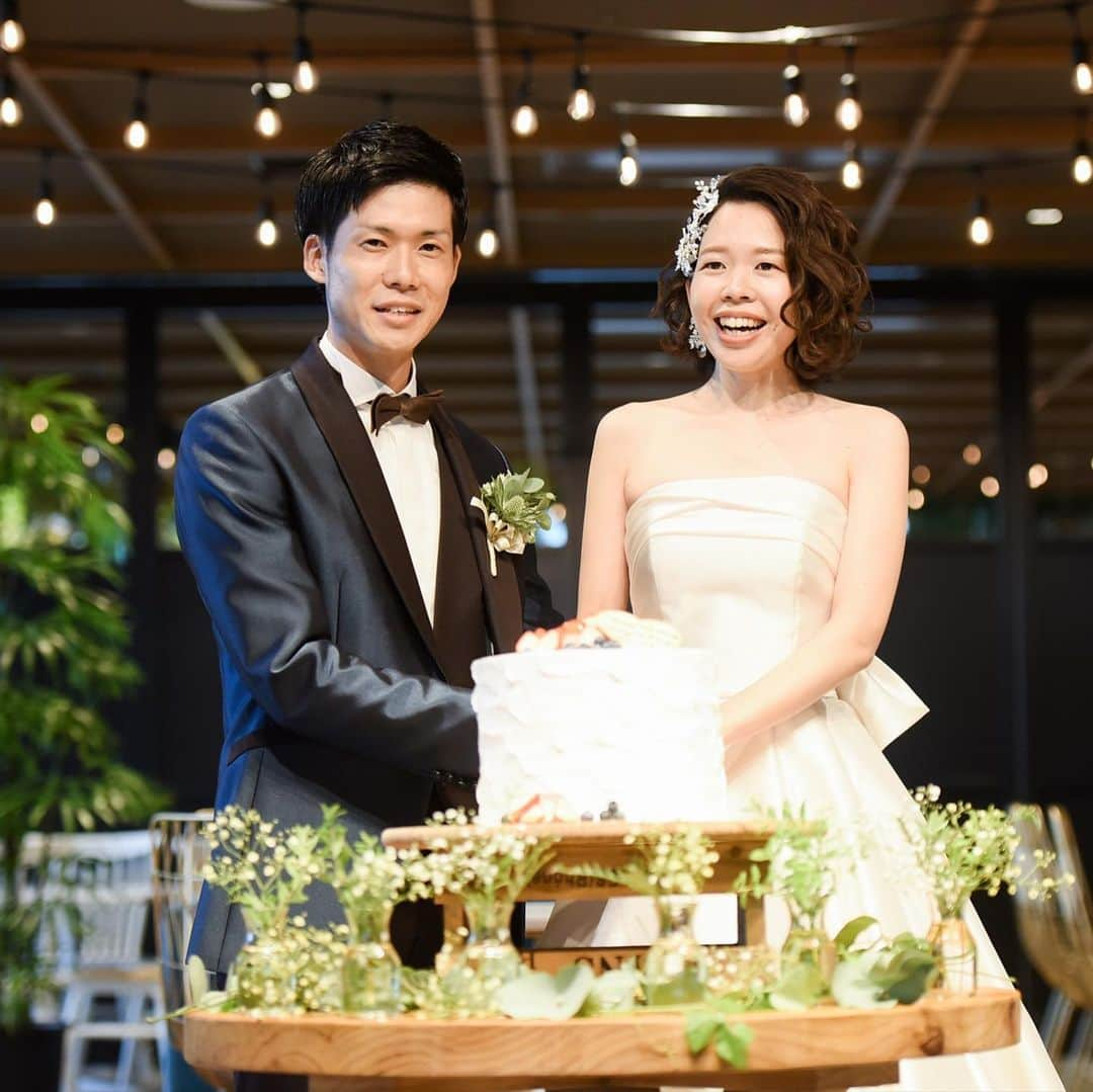 THE STYLE No.20 NEW YORK STYLE WEDDINGのインスタグラム：「おしゃれなウエディングケーキで ケーキ入刀！！  サイトの料理部門5年連続No.1獲得 No.20で自分たちらしい結婚式が叶う . ↓詳しくはHPをチェック↓ https://www.styles.jp/wedding/20f/ . 週末＆平日ブライダルフェアを開催しております メッセージ or ダイレクトメールからでも予約可能 . ↓ TEL ↓ 086-234-7310 . ↓ MAIL ↓ info-thestyle@styles.jpn.com . #thestyle #wedding #bridal #party #weddingparty #weddingphoto #weddingdress#starwedding #instagood #instalike #love #style #instapic  #結婚式 #結婚 #岡山結婚式 #ウェディング #プレ花嫁 #花嫁#ファーストミート #テーブルコーディネート #結婚式準備 #日本中のプレ花嫁さんと繋がりたい #ウェディングドレス #ウェディングフォト #ウェディングレポ #令和婚 #令和」