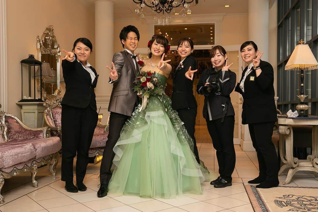 ArtGraceWeddingHillsのインスタグラム：「. . .  🎤挙式後インタビュー🎤 先週末、結婚式をされたおふたりより素敵なメッセージムービーを頂戴しました♡  このご時世、直前まで悩まれたおふたり。。。 規模縮小にて開催となった結婚式でしたが、本当に素敵な笑顔溢れる一日でした❤️  細部までテーマにこだわった結婚式！ 末永くお幸せに❤︎  #photoby_shocco」