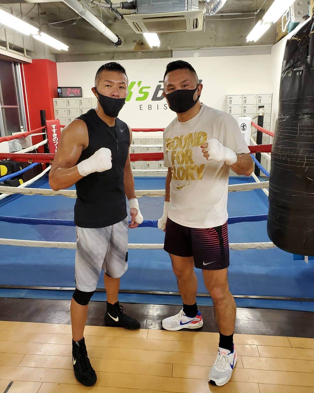のインスタグラム：「久しぶりに内山さんとスパーリング。 生きて帰ってこれたw 現役と変わらず早いし、めちゃくちゃ拳固くて強かった💦 2月11日楽しみだ😆  めちゃくちゃ良い刺激になりました！！ 加山さん、ジムありがとうございます。 内山さんパートナーで呼んで頂いてありがとうございましたm(_ _)m」