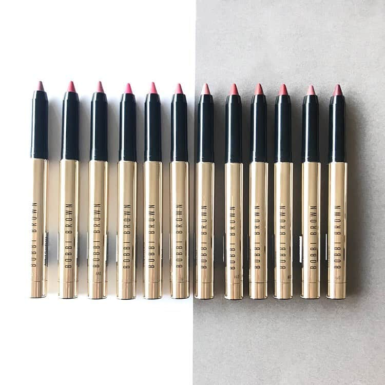 GODMake.のインスタグラム：「・ 【BOBBI BROWN】「リュクス ディファイニング リップスティック」全12色（発売記念限定パッケージ　全1色）【2月5日(金)】  2021年春、リュクスシリーズから新たにリップペンシルの正確さと、リップスティックのなめらかな描き心地を叶える2 in 1リップが新発売！ マットな質感は保ちつつも、マットリップにありがちな、パサつき感や重たさがないため、快適なリップメイクが。そしてその美しい発色と仕上がりが長時間持続します。 デュアルエンドにシャープナーを内蔵しているから、最後まで極上の使い心地を維持できますよ。  限定パッケージのカラー08です💄  -  ◆スウォッチ 01 アヴァンガーデニア（ヌードローズ） 02 リディファインド（ニュートラルレッド） 03 バイオレッドビジョン（クールピンク） 04 ボールドバロック（ブライトピンクコーラル）  05 ニューモッド（ブライトピーチ） 06 ウォーターリリー（ウォームピンク） 07 ロマンティック（ソフトピンクヌード） 08 テラコッタ（ブリックレッド）  09 ロココア（オレンジブラウン） 10 ファーストエディション（ベージュ） 11 レッドイリュージョン（ブルーレッド） 12 オーキッドノワール（バーガンディー）  -  ◆Item #BOBBIBROWN ＊リュクス ディファイニング リップスティック　全12色　4,200円 ＊リュクス ディファイニング リップスティック【発売記念限定パッケージ】限定発売　全1色　4,200円 ※価格は税抜き表記です。  ============== #byBirth#godmake#cosmetics#我的最愛#粉我#메이크업#화장품 #뷰티스타그램#コスメ好きさんと繋がりたい#口红#彩妆#化妆品#全新化妝品#30代#デパコス#コスメレビュー #新作コスメ #新作コスメ2021#ボビイブラウン#マスクメイク#口紅#マスクメイク#リュクスディファイニングリップスティック」