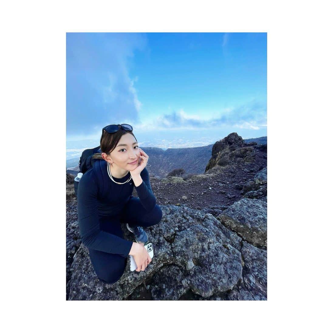 脇元華さんのインスタグラム写真 - (脇元華Instagram)「初めての登山⛰  なめてかかったら韓国岳にやられました。笑  ふくらはぎ筋肉痛。😂  登山はいっとき大丈夫です🤫  良いOFFになりました！  #韓国岳 #OFFの日に登山 #本当にきつかった #1700m #頂上は綺麗だったー #韓国岳は私の地元小林から近くの山です！」1月28日 18時05分 - hana.wakimoto