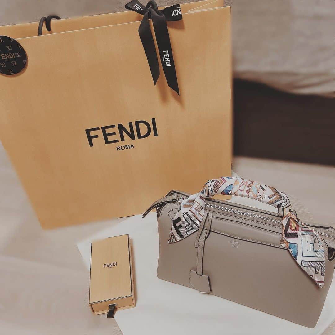 末次愛梨のインスタグラム：「クリティカルヒット😵💞  #fendi#bythewaybag#bytheway#fendibag#フェンディ#バイザウェイ#ハンドバッグ#ボストンバッグ#スカーフ」