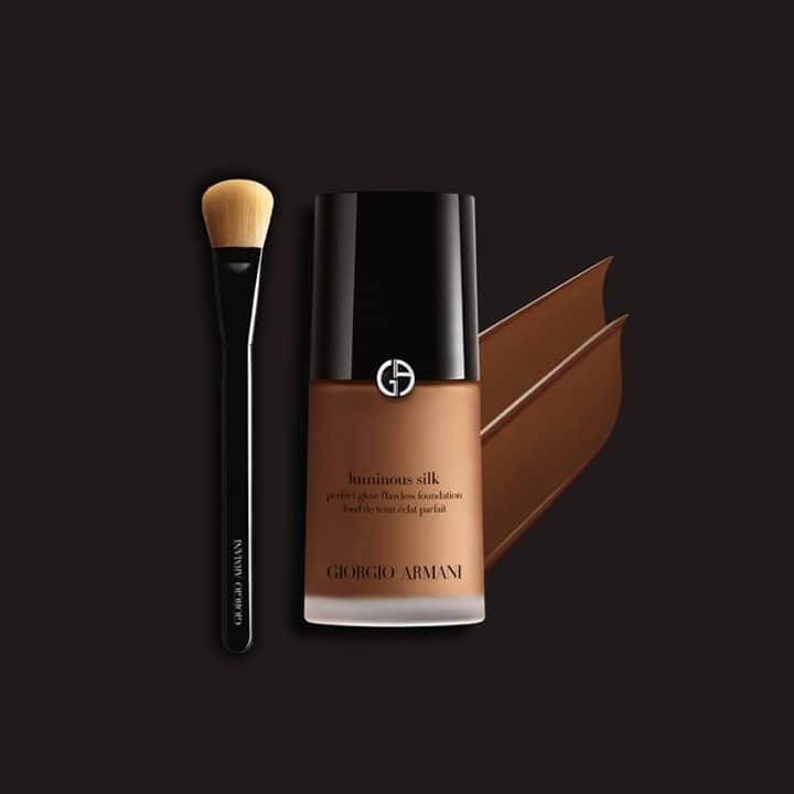 Armani Beautyさんのインスタグラム写真 - (Armani BeautyInstagram)「The go-to foundation among makeup artists. Apply LUMINOUS SILK FOUNDATION with the BLENDER BRUSH for even coverage that can be built up easily.   Available @sephora   #Armanibeauty #LuminousSilk #makeup」1月28日 17時58分 - armanibeauty