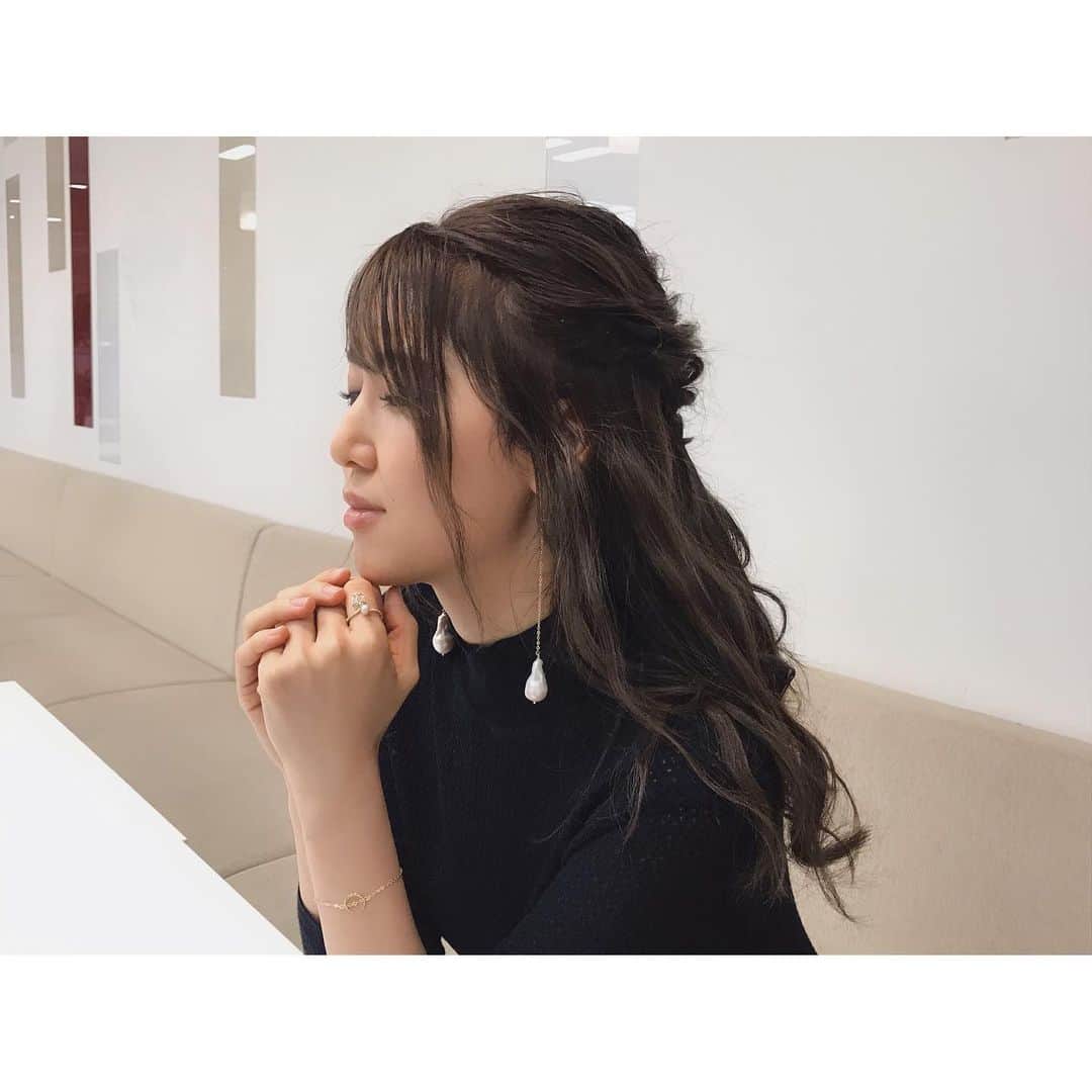 おかゆのインスタグラム：「🌃🎨🌵🤍🕊🌈 . とある撮影オフショット📸 . アクセサリーはウギャルで一緒だった みほ姉が立ち上げた WEB SHOP💻 @tsuki.official29  . Baroque Pearl Long Pierce 🐚と Moon motif bracelet 🌙*ﾟ . 今回の撮影で使用したアクセサリーは ほぼみほ姉の所でお世話になりました🐶 𝑇ℎ𝑎𝑛𝑘 𝑦𝑜𝑢…💗 . 新作も気になる…🥺💓 . 💻https://tsuki29.theshop.jp/ . #撮影 #おかゆウタ #アクセサリー #tsuki #みほ姉 #感謝 #accessory #pierce #bracelet #pearljewelry #moonjewelry #naturalstone」