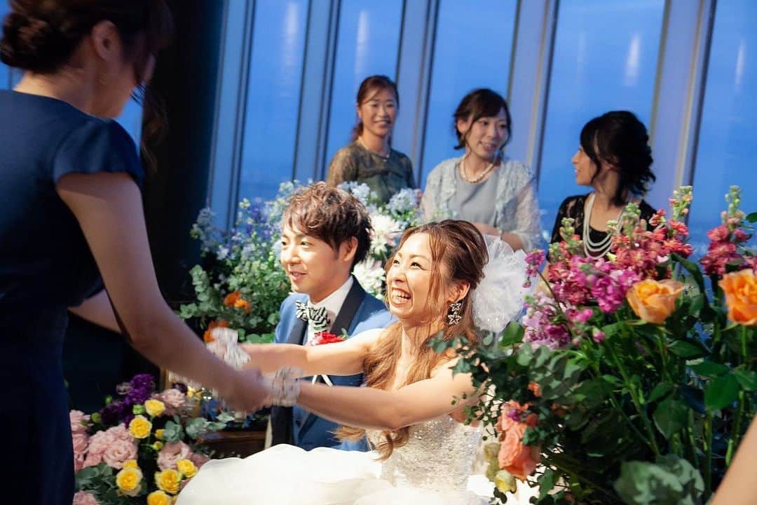 のインスタグラム：「💐 たくさんの笑顔とお花に囲まれて ・ ・ ・ おふたりの大切な方たちに 結婚の報告をする1日 そのカタチはひとつだけではありません 『おふたりらしさ』 に感謝の想いを込めた オリジナルウエディングを 一緒につくりましょう ****************** パーティーのお問い合わせは プロフィール欄のURL公式HPからどうぞ🎵 Heritage Bridal Collection forty three（フォーティスリー） https://fortythree.official-wedding.jp/ ☎︎0120-172-050」