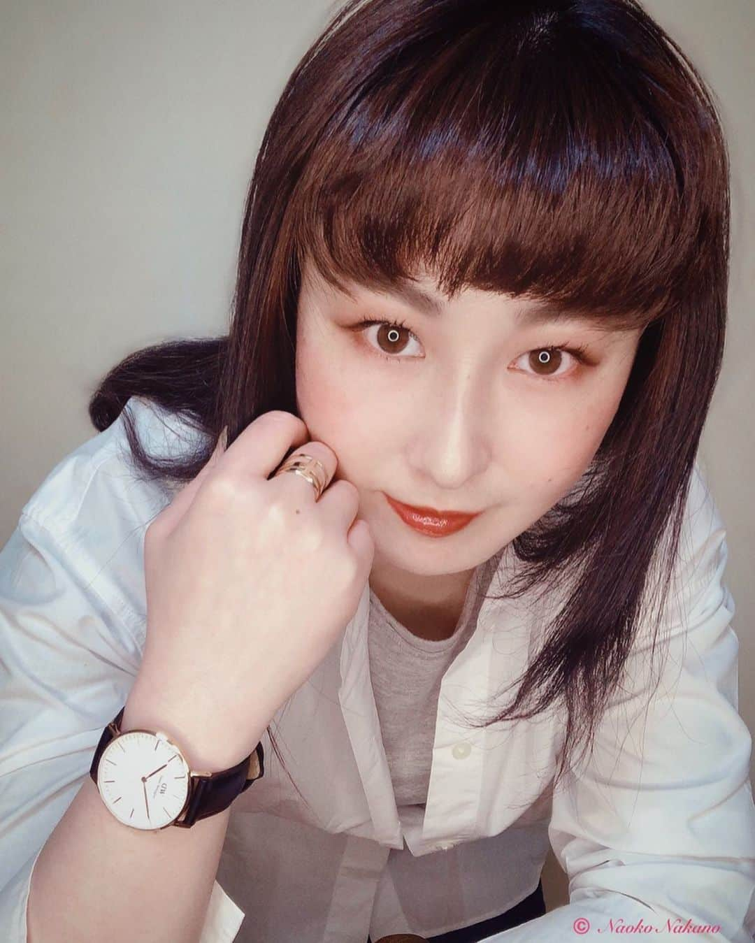 中野菜保子さんのインスタグラム写真 - (中野菜保子Instagram)「. 「組合せるセンス🍓」 @danielwellington . 写真は🍎🍎🍎🍎🍎🍎🍎枚 1:Chic style 4:プレゼントバックもおしゃれ 7:正面きってみました . ご機嫌いかがですか？（≧∇≦）？ . . 何日か前に 「今年もコラム続投ですよ〜♪」 とお話した、 . ワタクシが執筆しているコラム 中野菜保子の 『やさしくふまれたい☆バンタム級』 . 無事に配信されました📲 わほ〜い👏✨✨ . . トレンドばかりを気にしない 追いかけないstyleの中野✍️ . 毎日を楽しく過ごすヒントとして 今回は 「最大限に結果が出る組み合わせ」 のお話です🌸🌸🌸 . . １つの例であって 細かいパターンは 目的にもよるけれど . 普遍的なポイントを １つだけ書きました☆ . コラムへはハイライトから 飛べます😊 . . 「タイムレス」は ファッションにも 通じますよね🍓🍓🍓 . . ワタシの 最近のお気に入りの組合せは 「danielwellington (ダニエルウェリントン・@danielwellington )」 の⌚️と 「Elan Triad Ring」 っていうリング👑です . . 飽きのこない 美しくて優雅な デザインが好きです🌹⌚️🌹 . . danielwellingtonさんは、 🉐本日1月28日から 『DWバレンタインキャンペーン』が スタートするそうです✨🎁✨ 🉐2点以上購入で10％OFF⌚️ 🉐15％OFFクーポンコード【naoko8319】 の併用でさらにお得になります✨💰✨ . . 抜群の存在感を誇る シックなスタイルで 明日も顔晴るで❗️❗️ . 明日は寒い❄️ ぬくぬくぽんで 過ごして下さいね♪ ＊ ＊ ＊ #danielwellington #ダニエルウェリントン #DWニューイヤー #理想のギフト #腕時計 #時計 #elantriadring  #タイムレス #ギフト #バレンタイン #バレンタインキャンペーン #三連リング #普遍性 #シックなスタイル #優雅で上品  #洗練 #ローズゴールドリング  #抜群の存在感 #中野菜保子 #俳優 #actor #model #ヘプバーン #時計収集家 #コラムニスト #使う派 #ホンモノ #幅広リング #みんなが楽しく過ごせますように @danielwellington @syanhaijitensya」1月28日 18時00分 - naokonakano8319