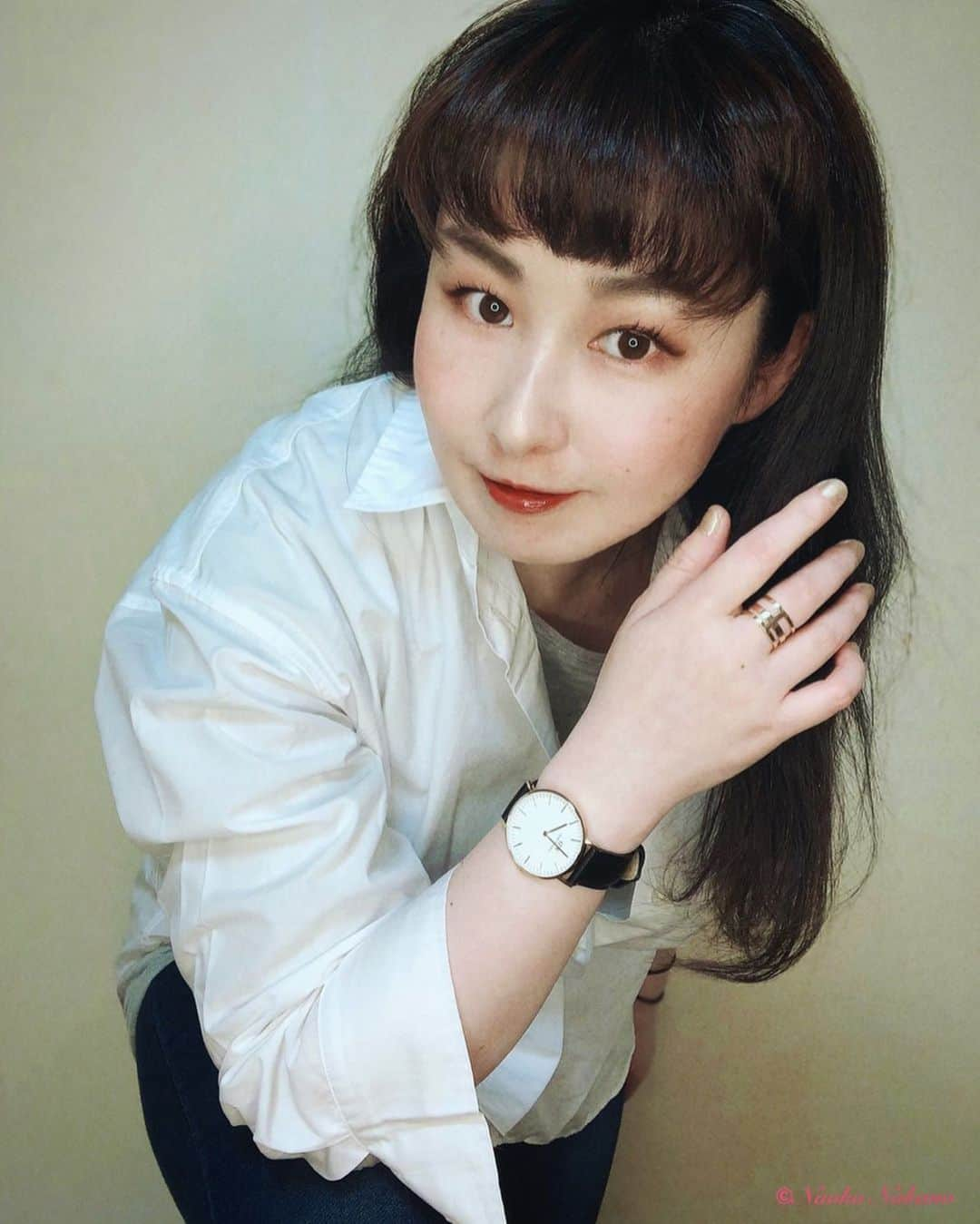 中野菜保子さんのインスタグラム写真 - (中野菜保子Instagram)「. 「組合せるセンス🍓」 @danielwellington . 写真は🍎🍎🍎🍎🍎🍎🍎枚 1:Chic style 4:プレゼントバックもおしゃれ 7:正面きってみました . ご機嫌いかがですか？（≧∇≦）？ . . 何日か前に 「今年もコラム続投ですよ〜♪」 とお話した、 . ワタクシが執筆しているコラム 中野菜保子の 『やさしくふまれたい☆バンタム級』 . 無事に配信されました📲 わほ〜い👏✨✨ . . トレンドばかりを気にしない 追いかけないstyleの中野✍️ . 毎日を楽しく過ごすヒントとして 今回は 「最大限に結果が出る組み合わせ」 のお話です🌸🌸🌸 . . １つの例であって 細かいパターンは 目的にもよるけれど . 普遍的なポイントを １つだけ書きました☆ . コラムへはハイライトから 飛べます😊 . . 「タイムレス」は ファッションにも 通じますよね🍓🍓🍓 . . ワタシの 最近のお気に入りの組合せは 「danielwellington (ダニエルウェリントン・@danielwellington )」 の⌚️と 「Elan Triad Ring」 っていうリング👑です . . 飽きのこない 美しくて優雅な デザインが好きです🌹⌚️🌹 . . danielwellingtonさんは、 🉐本日1月28日から 『DWバレンタインキャンペーン』が スタートするそうです✨🎁✨ 🉐2点以上購入で10％OFF⌚️ 🉐15％OFFクーポンコード【naoko8319】 の併用でさらにお得になります✨💰✨ . . 抜群の存在感を誇る シックなスタイルで 明日も顔晴るで❗️❗️ . 明日は寒い❄️ ぬくぬくぽんで 過ごして下さいね♪ ＊ ＊ ＊ #danielwellington #ダニエルウェリントン #DWニューイヤー #理想のギフト #腕時計 #時計 #elantriadring  #タイムレス #ギフト #バレンタイン #バレンタインキャンペーン #三連リング #普遍性 #シックなスタイル #優雅で上品  #洗練 #ローズゴールドリング  #抜群の存在感 #中野菜保子 #俳優 #actor #model #ヘプバーン #時計収集家 #コラムニスト #使う派 #ホンモノ #幅広リング #みんなが楽しく過ごせますように @danielwellington @syanhaijitensya」1月28日 18時00分 - naokonakano8319