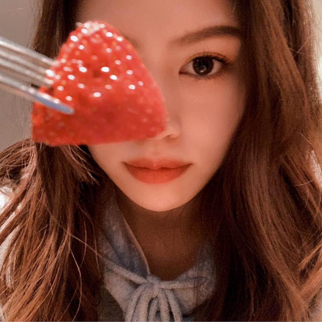 吉岡久美子さんのインスタグラム写真 - (吉岡久美子Instagram)「、 いちごのビジュアルの強さ🍓 、 、 メニューに写真なくて 「季節のタルト」って書いてたから それくださいってゆって これでてきたから 「ひゃっ❤️」って言っちゃった 、 、 かわいいね おいしいね いちごだいすき🍓 、 、 昔から落ち着きたいときや 空き時間に行くカフェ☕️ 、 、 #tablescafe #tablescafé #tablescafe心斎橋 #タブレスカフェ #心斎橋ランチ #心斎橋カフェ #心斎橋スイーツ #心斎橋 #カフェ #カフェ巡り #カフェ好きな人と繋がりたい #カフェスタグラム #カフェ巡り好きな人と繋がりたい #カフェラテ #カフェ部 #カフェ活 #カフェ女子 #ケーキ #スイーツ #つぼみ大革命 #つぼみ #吉本 #よしもと #アイドル #idol #大阪カフェ」1月28日 18時00分 - kuunyaaan