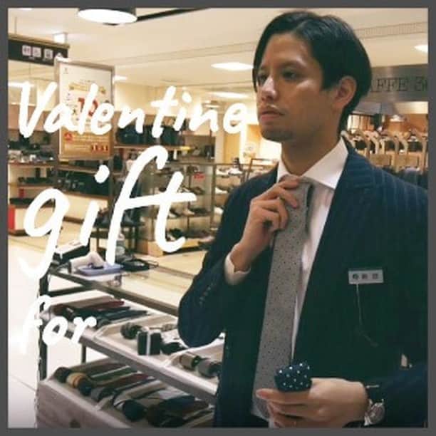 のインスタグラム：「【バイヤーが紹介する✨もらって本当にうれしい」バレンタインギフト🎁💕】   2021年のバレンタインギフトはチョコだけじゃない！   大丸札幌店6階紳士雑貨売場の前田バイヤーが今イチオシの「もらって本当にうれしい」ギフトをチョイスしました❣️   見えないところでもこだわりたい！そんな男心がくすぐられる「ボクサーブリーフ(写真2・3枚目)」は、プリントの発色の良さだけではなく、速乾性と伸縮性にもすぐれた快適アイテム。   プレゼントの定番「ネクタイ(写真4枚目)」も、リバーシブルで使える優れもので、MADE IN JAPANクオリティも嬉しいポイント。   革靴を持っている男性なら絶対に使う「シューケアセット(写真5枚目)」。オシャレは足元から、綺麗に手入れされた革靴は男を格上げします。   ボタンを押すとワンタッチで開閉できる自動開閉機能付きの「折りたたみ傘(写真6〜8枚目)」は、スリムタイプも人気です。   色違い柄違いなど、店頭で伺ってみてくださいね♪  詳しくは大丸札幌店HPをご覧ください。 https://www.daimaru.co.jp/sapporo/p/buyers-select/   甘いものが苦手な男性へのプレゼントにもおすすめです🥰       ※在庫に限りがございますので、売り切れの際は何卒ご容赦ください。  ・6階 紳士雑貨売場     #バレンタイン  #バレンタインギフト  #バイヤーおすすめ  #大丸札幌」