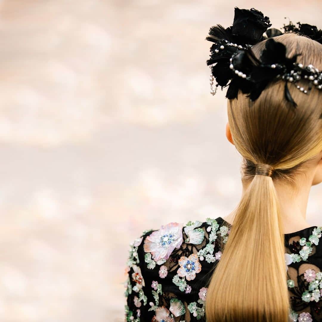 シャネルさんのインスタグラム写真 - (シャネルInstagram)「A closer look at the floral embroidery work from the CHANEL Spring-Summer 2021 Haute Couture collection.  See all the looks at chanel.com  #CHANELHauteCouture #CHANEL #CHANELShow @Le19M #Le19M @Maison_Lemarie #MaisonLemarie @Madeleine_Fs」1月28日 18時00分 - chanelofficial