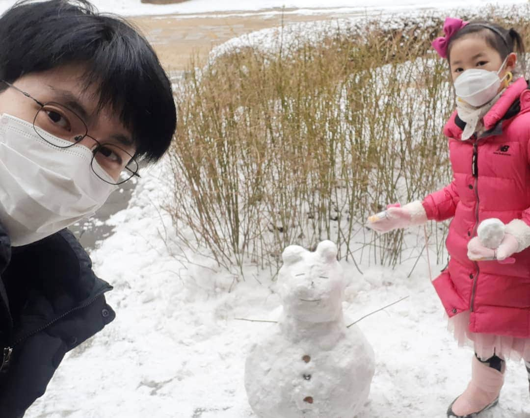 クォン・ヘソンのインスタグラム：「눈사람 ㆍ ㆍ 우리가 안만든 눈사람 ⛄ 우리가 만든 것인냥ㅋㅋ 🤫 #눈사람 #앞에서 #사진 #찍다 #아빠와딸」