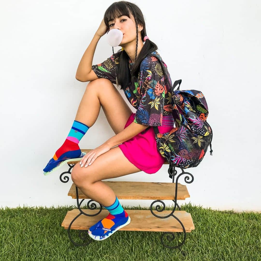 Havaianas Europeさんのインスタグラム写真 - (Havaianas EuropeInstagram)「Don't keep your voice in a speach bubble, express yourself! 🌈🎈#socks #backpack #fashion」1月28日 18時00分 - havaianaseurope
