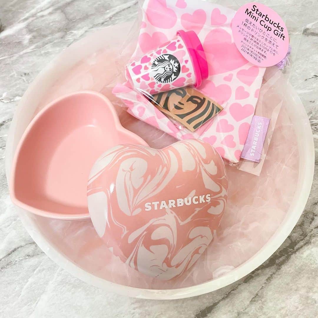 MERYさんのインスタグラム写真 - (MERYInstagram)「.⁣ スタバの2021年バレンタイン限定タンブラー、ピンク好きにはたまらないって噂💗⁣ .⁣ 『Starbucks Coffee Japan （スターバックス コーヒー ジャパン）』のバレンタイン限定のタンブラーは、ピンクとハートが詰まったデザインが多く登場しているのだそう♡ホログラムの背景がキラキラ煌めくプラスティックボトルや、グラデーションカラーで並んだハートが目を引くステンレスボトル、ハートを敷き詰めたようなポップなデザインのステンレスタンブラーなど、気分を上げてくれる可愛いデザインに注目です。勉強やお仕事中の休憩のお供には、ぜひ可愛いタンブラーを💞⁣ .⁣ MERYでは他にも「かわいい」に近づくさまざまな情報を発信しています。⁣ @mery.beauty コスメ・美容に特化した情報をお届け♡⁣ @mery_spot 話題のカフェやお出かけスポットをご紹介！⁣ こちらもぜひチェックしてみてください！⁣ .⁣ .⁣ photo by @_kana88_ @cocoa_is_no.1 @maarimake07⁣ .⁣ #MERY #regram #starbucks #tumbler #sbj #pink #heart #スターバックス #スタバ #スターバックスコーヒー #タンブラー #スタバ新作 #スタババレンタイン #バレンタイン #バレンタイン限定 #スタバタンブラー #スタバタンブラー新作 #スタバタンブラー集め #スタバラ部 #カフェ #カフェ好きな人と繋がりたい #ピンク #ハート #お家時間 #勉強時間 #テレワーク #お洒落 #お洒落さんと繋がりたい #MERY女子 #メリー」1月28日 18時00分 - mery.jp