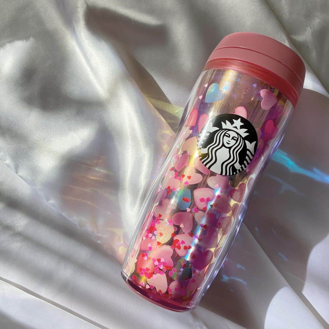 MERYさんのインスタグラム写真 - (MERYInstagram)「.⁣ スタバの2021年バレンタイン限定タンブラー、ピンク好きにはたまらないって噂💗⁣ .⁣ 『Starbucks Coffee Japan （スターバックス コーヒー ジャパン）』のバレンタイン限定のタンブラーは、ピンクとハートが詰まったデザインが多く登場しているのだそう♡ホログラムの背景がキラキラ煌めくプラスティックボトルや、グラデーションカラーで並んだハートが目を引くステンレスボトル、ハートを敷き詰めたようなポップなデザインのステンレスタンブラーなど、気分を上げてくれる可愛いデザインに注目です。勉強やお仕事中の休憩のお供には、ぜひ可愛いタンブラーを💞⁣ .⁣ MERYでは他にも「かわいい」に近づくさまざまな情報を発信しています。⁣ @mery.beauty コスメ・美容に特化した情報をお届け♡⁣ @mery_spot 話題のカフェやお出かけスポットをご紹介！⁣ こちらもぜひチェックしてみてください！⁣ .⁣ .⁣ photo by @_kana88_ @cocoa_is_no.1 @maarimake07⁣ .⁣ #MERY #regram #starbucks #tumbler #sbj #pink #heart #スターバックス #スタバ #スターバックスコーヒー #タンブラー #スタバ新作 #スタババレンタイン #バレンタイン #バレンタイン限定 #スタバタンブラー #スタバタンブラー新作 #スタバタンブラー集め #スタバラ部 #カフェ #カフェ好きな人と繋がりたい #ピンク #ハート #お家時間 #勉強時間 #テレワーク #お洒落 #お洒落さんと繋がりたい #MERY女子 #メリー」1月28日 18時00分 - mery.jp