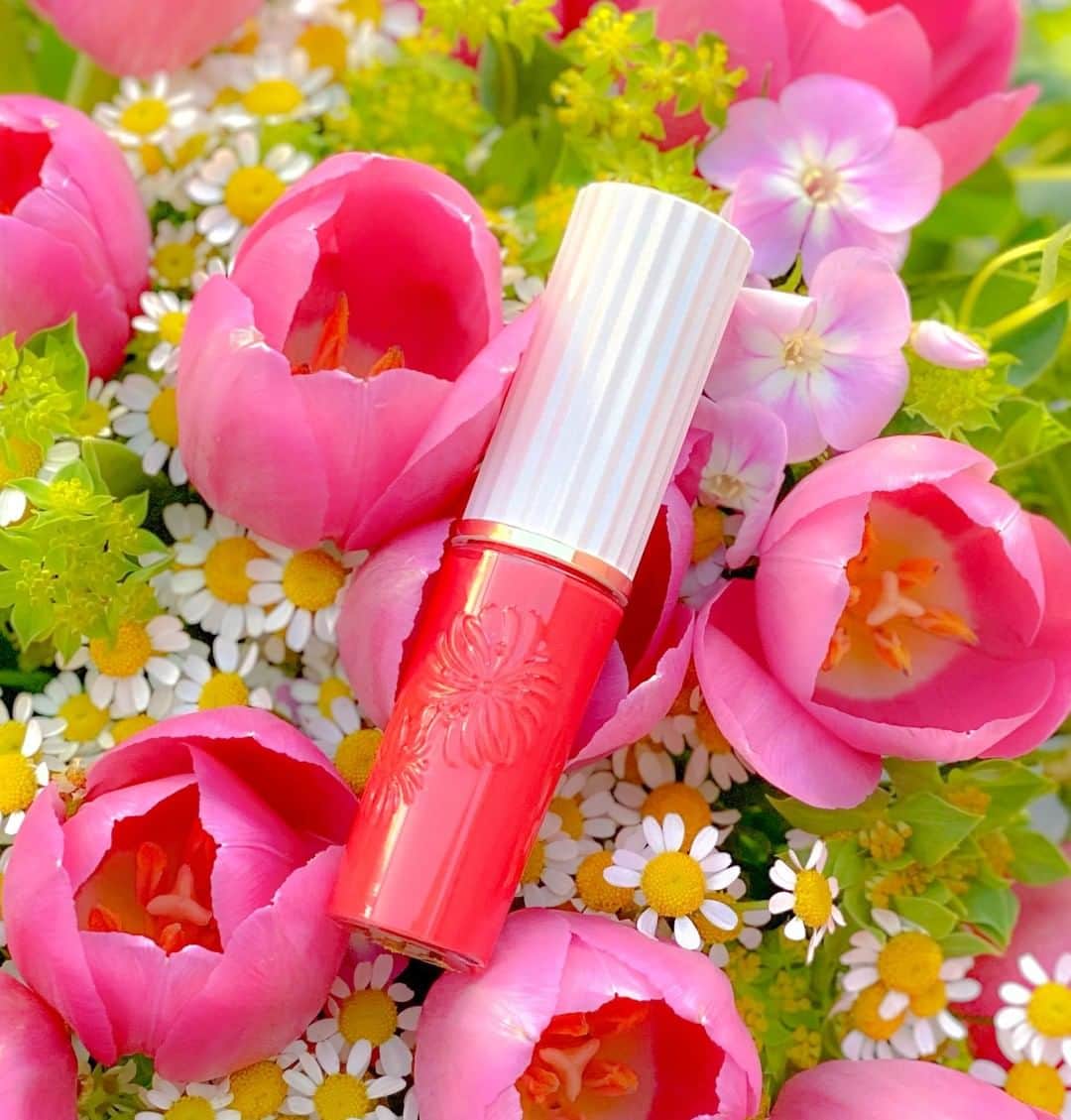 のインスタグラム：「・ Now more than ever we need the power of makeup to lift our spirits and refresh our complexions！  This coral orange Liquid Rouge Shine creates an enticing lip with silver pearl for a gorgeous spring lip.  ■Liquid Rouge Shine 　0８ 『Quielle joie』 　＊French for, ‘how nice!’  〈Available now〉  こんなときだからこそ、 メイクで綺麗な自分を演出して#自分アゲ を！  リキッドルージュ シャイン 08は 笑顔があふれ出す、コーラルオレンジ。 シルバーパールが入っていて 春らしい華やかな表情にしてくれます。  ■リキッドルージュ シャイン 　0８『ケル ジョア』 　＊仏語でとっても楽しい 　2,750円（税込） 〈店頭とオンラインショップで発売中〉  #PaulandJoe #paulandjoebeaute #ポールアンドジョー #rouge #liquidrouge #lipstick #springcollection #spring #springmakeup #beautiful #beauty #instagood #instabeauty #美フォルム  #春メイク #春コスメ #スプリング #リキッドルージュ #リップ #リップメイク #うるおい #美容 #美肌  #コスメ垢 #デパコス #マスクメイク」