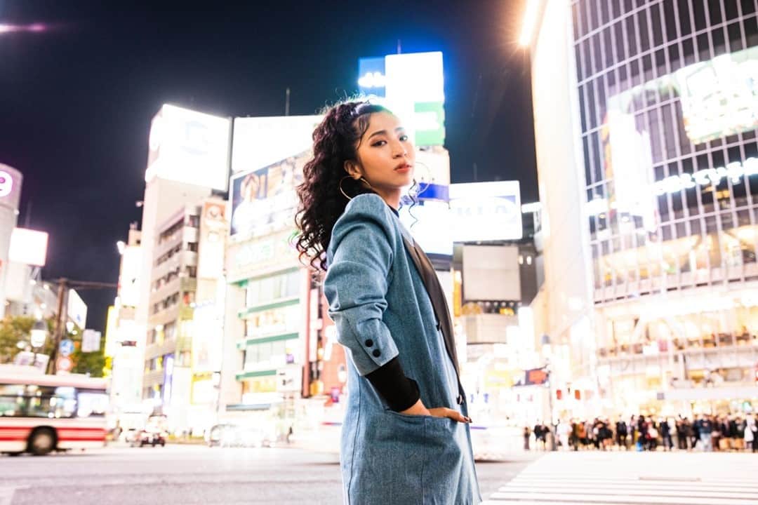 Block.fmのインスタグラム：「aimi インタビュー｜新鋭R&Bシンガーのこれまでとこれからを紐解く“3枚のアルバム”⁠ ⁠ Chill R&Bシーンに現れたシンガー・ソングライター、 ⁠  @aimimusicofficial の過去から現在を“3枚のアルバム”というお題で深堀り。⁠ ⁠ interviewはlink in bioからチェック！」