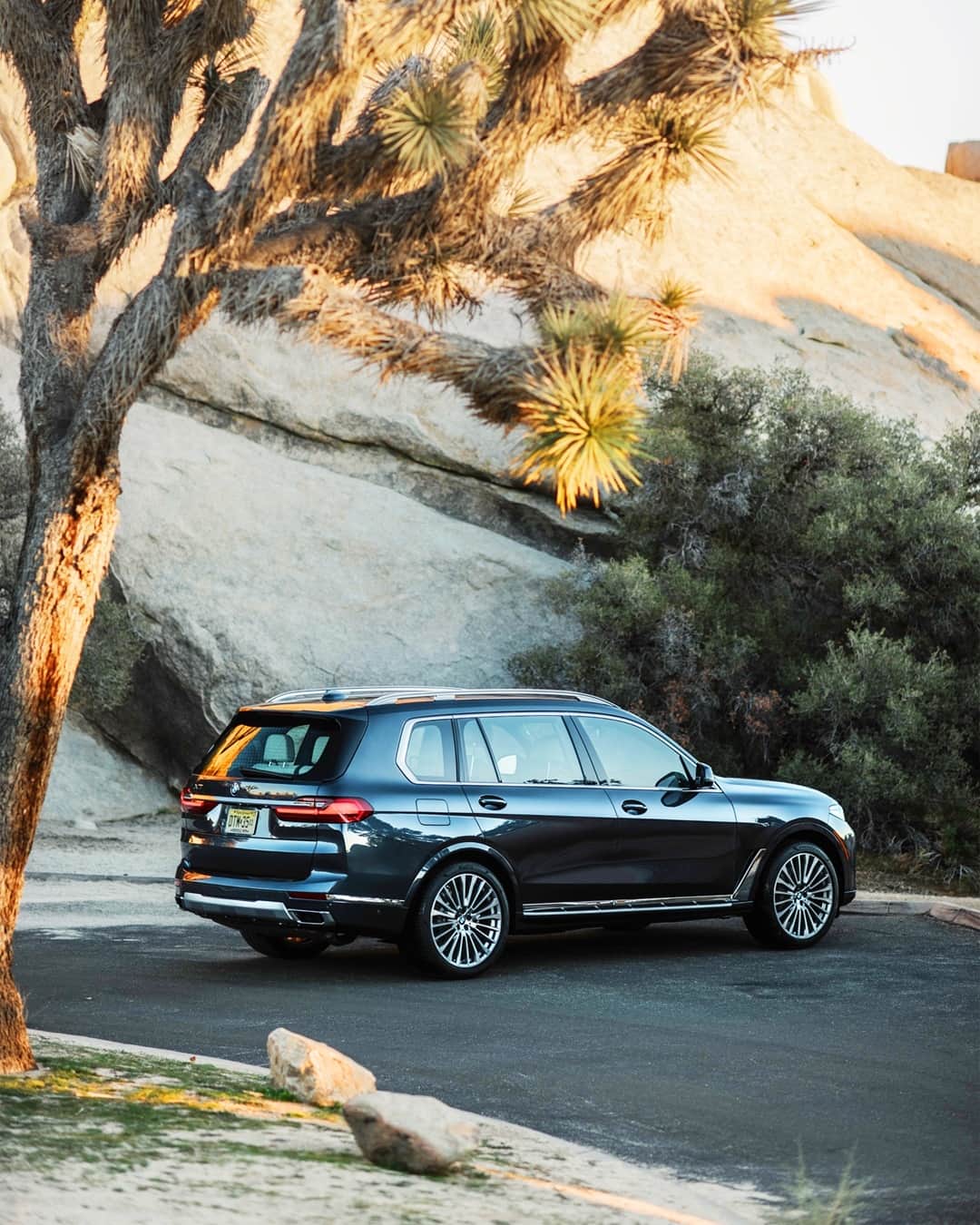BMWのインスタグラム：「Rocking the desert. The BMW X7.  #TheX7 #BMW #X7」