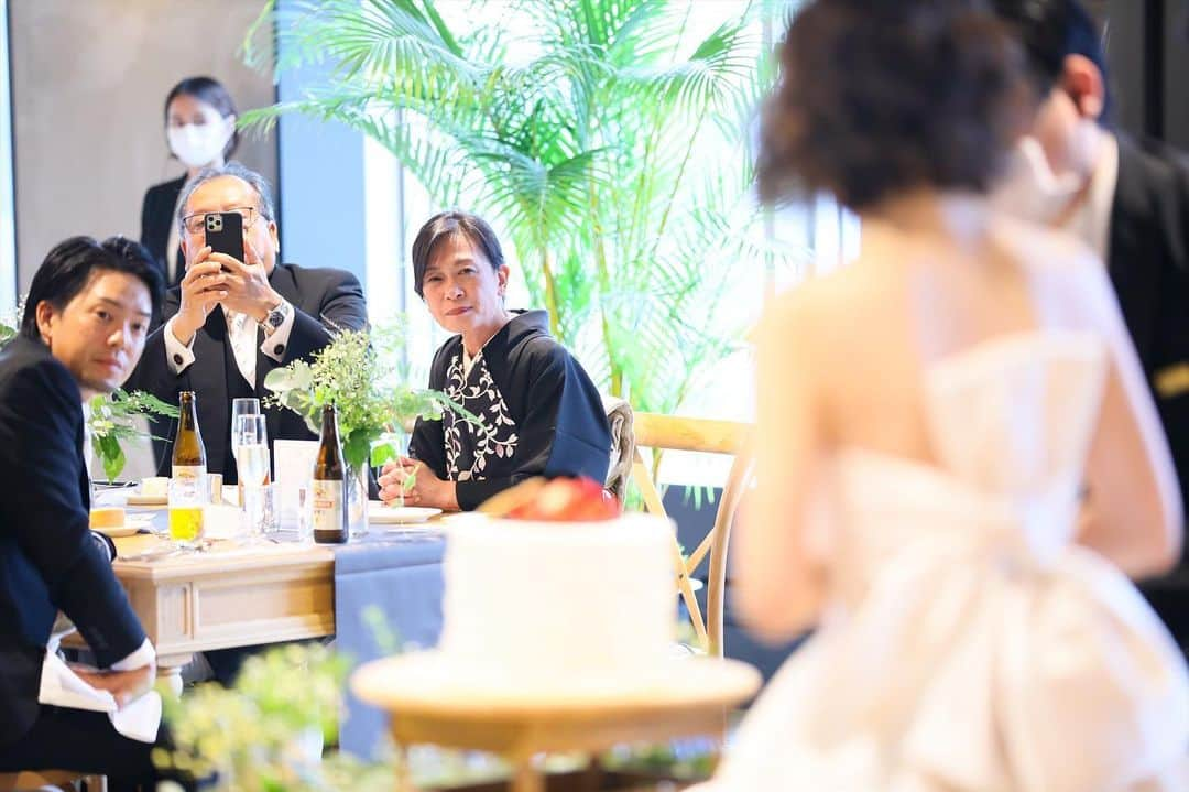 THE STYLE No.20 NEW YORK STYLE WEDDINGのインスタグラム：「No.20の良さは会場の使い方の自由度！ ケーキ入刀も親御様の近くで行い ご友人、ご親族、親御様との 一体感があるパーティになります💓  口コミサイトの料理部門5年連続No.1獲得 No.20で自分たちらしい結婚式が叶う . ↓詳しくはHPをチェック↓ https://www.styles.jp/wedding/20f/ . 週末＆平日ブライダルフェアを開催しております メッセージ or ダイレクトメールからでも予約可能 . ↓ TEL ↓ 086-234-7310 . ↓ MAIL ↓ info-thestyle@styles.jpn.com . #thestyle #wedding #bridal #party #weddingparty #weddingphoto #weddingdress#starwedding #instagood #instalike #love #style #instapic  #結婚式 #結婚 #岡山結婚式 #ウェディング #プレ花嫁 #花嫁#ファーストミート #テーブルコーディネート #結婚式準備 #日本中のプレ花嫁さんと繋がりたい #ウェディングドレス #ウェディングフォト #ウェディングレポ #令和婚 #令和」