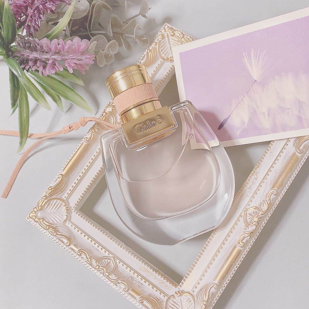 のインスタグラム：「💄Chloe ノマド オールドパルファム ・ 妹が使ってて一目惚れ？した香水☺️💕 フローラルだけど高級感も感じる香水 甘めの香りが好きな人は絶対好き！ 女の子らしい守りたーいって感じの 香りというよりかは、デキル女性の香り🙆‍♀️💓 ・ そして、なんてったってめちゃくちゃ香りが持つ✨ 付けたてはウッディな香りが強めかな！ 香り持ちもいいからワンプッシュをお好みの場所に 何ヶ所か分散させた方がいいかも🙆‍♀️ ・ 時間が経つと柔らかいお花と石鹸みたいな 香りに変わってめちゃくちゃ落ち着くから これからも愛用決定🥳💓 使ってていい匂い！って言われることも多くて嬉しい🥰 ・ #chloe #クロエ #クロエ香水 #nomado #香水コレクション #香水 #いい匂い #香水好きな人と繋がりたい  #コスメ好きな人と繋がりたい #おしゃれさんと繋がりたい #美意識向上 #置き画 #置き画くら部 #100均インテリア #100均 #テーブルフォト  #ゆーろの可愛いメモ」