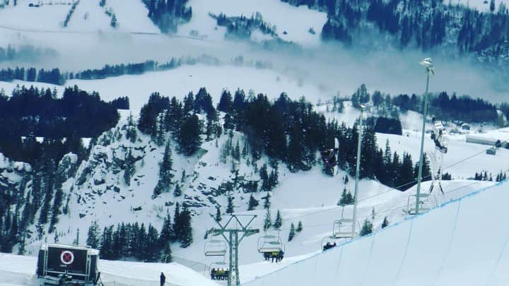 のインスタグラム：「LAAXOPEN🇨🇭 Thank you for holding the competition in a difficult situation all over the world. Congratulations @chloekim @mitsukiono @sena_tomita 🥂 コロナ感染防止対策を徹底し、大会期間中は一人一人QRコードを身に付け、パイプやラウンジに出入りする時にチェックしたり、PCR検査も2回しました！ 大会を運営、開催して下さりありがとうございました🙇‍♀️ #laax #snowboard #halfpipe  #salomonsnowboardsjapan  #roxy #roxyjapan #roxysnow  #oakleyjapan #oakleysnowboarding  #teamfalken」