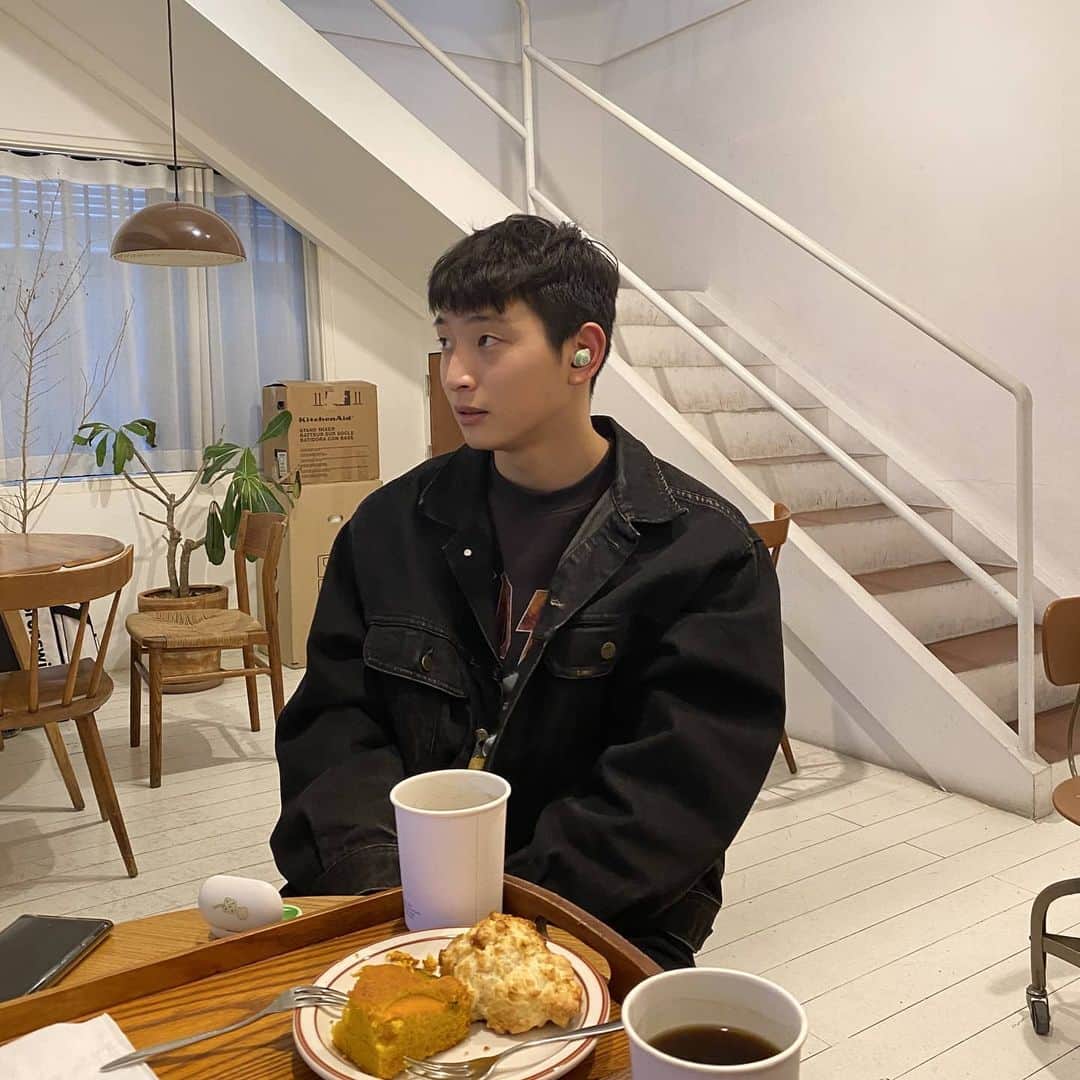 ジヌン さんのインスタグラム写真 - (ジヌン Instagram)「#통화중 📱📞 다들 잘 지내고있죠?」1月28日 18時03分 - jinwoon52