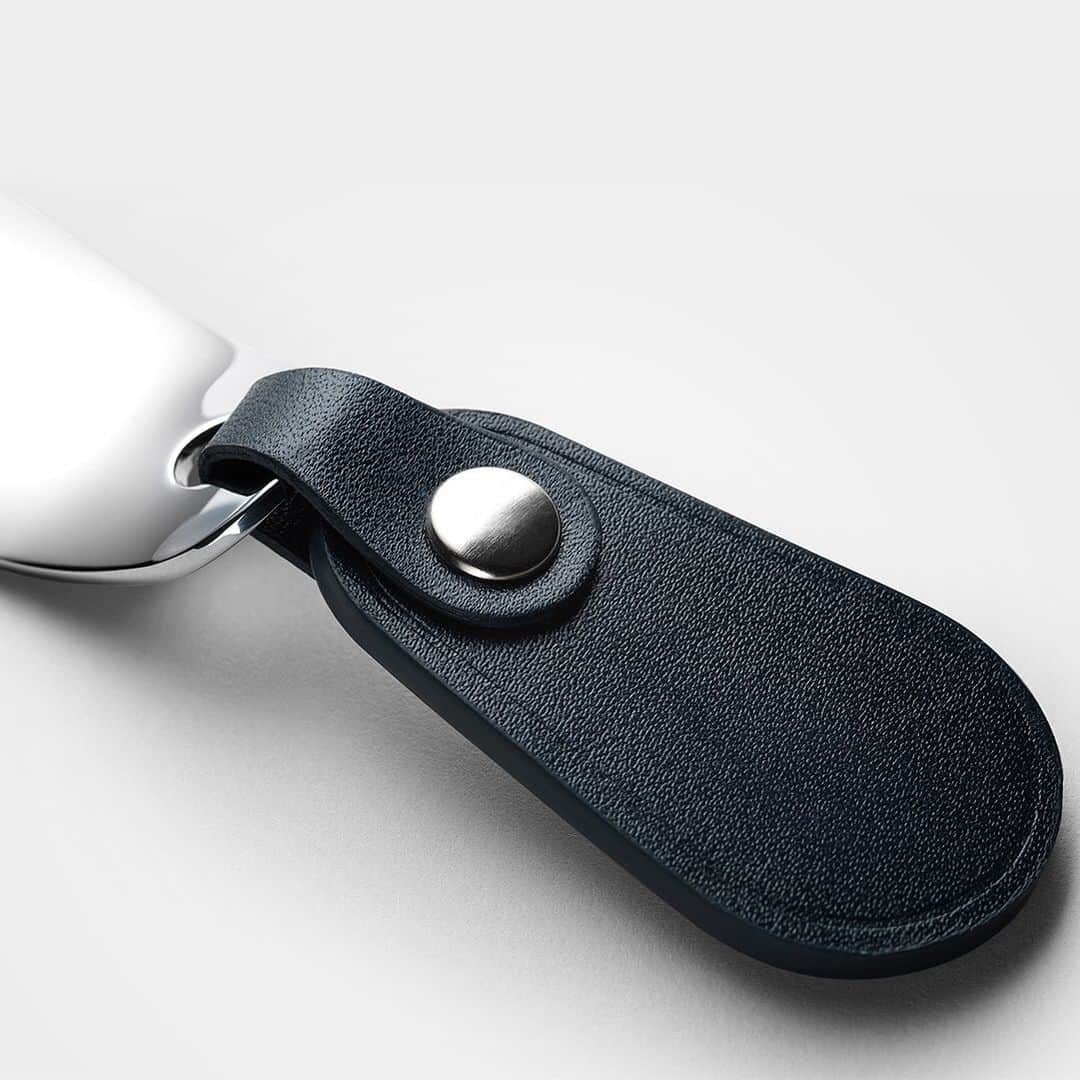 ジョンロブのインスタグラム：「The travel-sized metal shoe horn is essential for the man on the go, ensuring shoes always retain optimum condition and don’t get broken at the back. . #johnlobb」