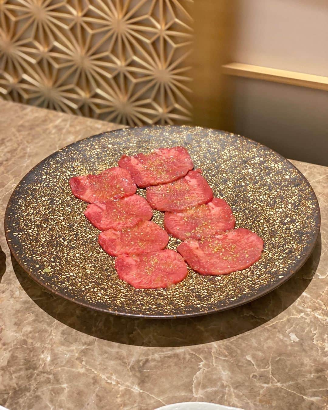 Yuuさんのインスタグラム写真 - (YuuInstagram)「ガチゴルフ女が集まって焼肉会🍖✨ 今宵は西麻布にある 焼肉MITSUKUNI☆  @yakiniku_mitsukuni   これがまたうんまいの❤️ 西麻布行ける人は行ってみて🍗！ タンと赤み肉のクオリティマジ高いっす！！ インスタ見てみたら有名人めっちゃきてるやんww  今回はゴルフの熱い話で盛り上がりすぎた🥵ww 時間全然足りんꉂꉂ(๑˃▿︎˂๑)ｧ,､'`  コックロックはブレない?? インパクト時の体重はどっち足の方が飛ぶ? スライスの人はオープンスタンスでボールの位置を、、 など深良い話がたくさんできました❤️  ちょー楽しかった⸜( ´ ꒳ ` )⸝♡︎るん  #焼肉mitsukuni #西麻布焼肉 #東京焼肉 #ゴルフ女子 #ガチゴルフ女子 #冷麺 #最中 #さいちゅうじゃないよ」1月28日 18時06分 - yuu1115yuu