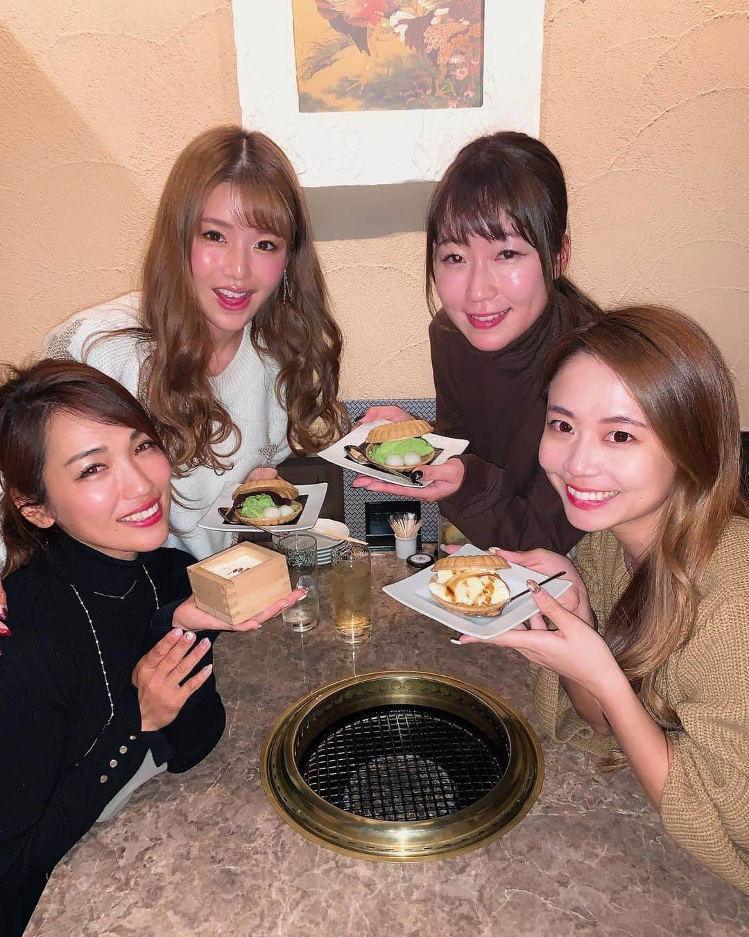 Yuuさんのインスタグラム写真 - (YuuInstagram)「ガチゴルフ女が集まって焼肉会🍖✨ 今宵は西麻布にある 焼肉MITSUKUNI☆  @yakiniku_mitsukuni   これがまたうんまいの❤️ 西麻布行ける人は行ってみて🍗！ タンと赤み肉のクオリティマジ高いっす！！ インスタ見てみたら有名人めっちゃきてるやんww  今回はゴルフの熱い話で盛り上がりすぎた🥵ww 時間全然足りんꉂꉂ(๑˃▿︎˂๑)ｧ,､'`  コックロックはブレない?? インパクト時の体重はどっち足の方が飛ぶ? スライスの人はオープンスタンスでボールの位置を、、 など深良い話がたくさんできました❤️  ちょー楽しかった⸜( ´ ꒳ ` )⸝♡︎るん  #焼肉mitsukuni #西麻布焼肉 #東京焼肉 #ゴルフ女子 #ガチゴルフ女子 #冷麺 #最中 #さいちゅうじゃないよ」1月28日 18時06分 - yuu1115yuu