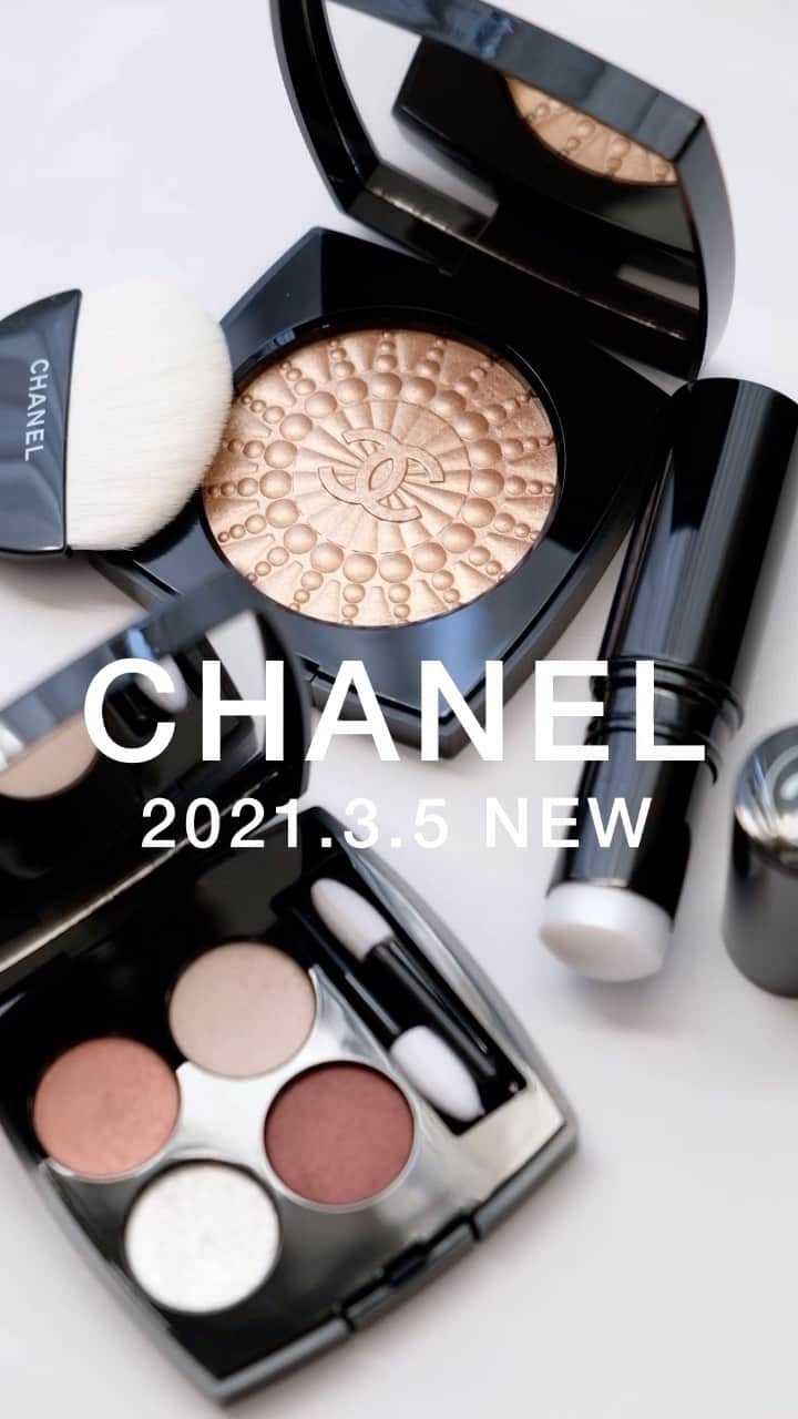 のインスタグラム：「パールの輝きに着想を得た「ペルル エ エクラ ドゥ シャネル」コレクション✨ 人気のボーム エサンシエルからも新色が登場🎉 ━━━━━━━━━━━━ ペルル ドゥ ルミエール ￥8000（税抜） ＊特別限定品 📝美しすぎる光のパウダー。そのコンパクトを開けるといくつものパールで飾られたダブルCのロゴが。きめ細やかなパウダーが、顔全体にシャンパン ローズの輝きを与えてくれます。 ━━━━━━━━━━━━ レ キャトル オンブル 374  ￥6900（税抜） ＊数量限定品 📝ニュアンスの異なる2つの白と、メタリックなピンク ゴールド、バーガンディをセット。 ━━━━━━━━━━━━ ボーム エサンシエル ペルルセント ￥5500（税抜） 📝ホワイト パールを吹き付けたような、きらめく光沢のプラチナム ホワイトが追加に❗️ ━━━━━━━━━━━━ ✅すべて2021年3月5日（金）発売 ㅤㅤㅤㅤㅤㅤㅤㅤㅤㅤㅤㅤㅤ #シャネル #CHANEL #シャネルコスメ #レキャトルオンブル #ボームエサンシエル #新作コスメ #コスメ #限定コスメ #艶肌メイク #艶肌 #艶メイク #ツヤ肌 #ツヤ肌メイク #ペルルエエクラドゥシャネル」