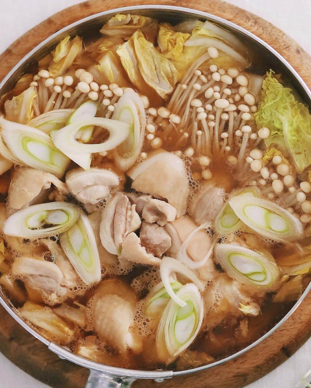 樋口正樹さんのインスタグラム写真 - (樋口正樹Instagram)「Miso nabe . 今夜はとり野菜みそ鍋で、 鶏、白菜、エノキ、葱を 先に入れてちょい煮たら、 後からわさーっと水菜と 生姜とニンニクを加えて さっと煮たら、ハリハリ モリモリ食べ温まります。 . . #今夜は鍋 #寒い日は鍋 #野菜たっぷり #とり野菜みそ #とり野菜みそ鍋 #味噌鍋 #味噌味 #鶏肉 #白菜 #エノキ #葱 #水菜 #生姜 #ニンニク #雪平鍋 #行平鍋 #nabe #misonabe」1月28日 18時10分 - higuccini