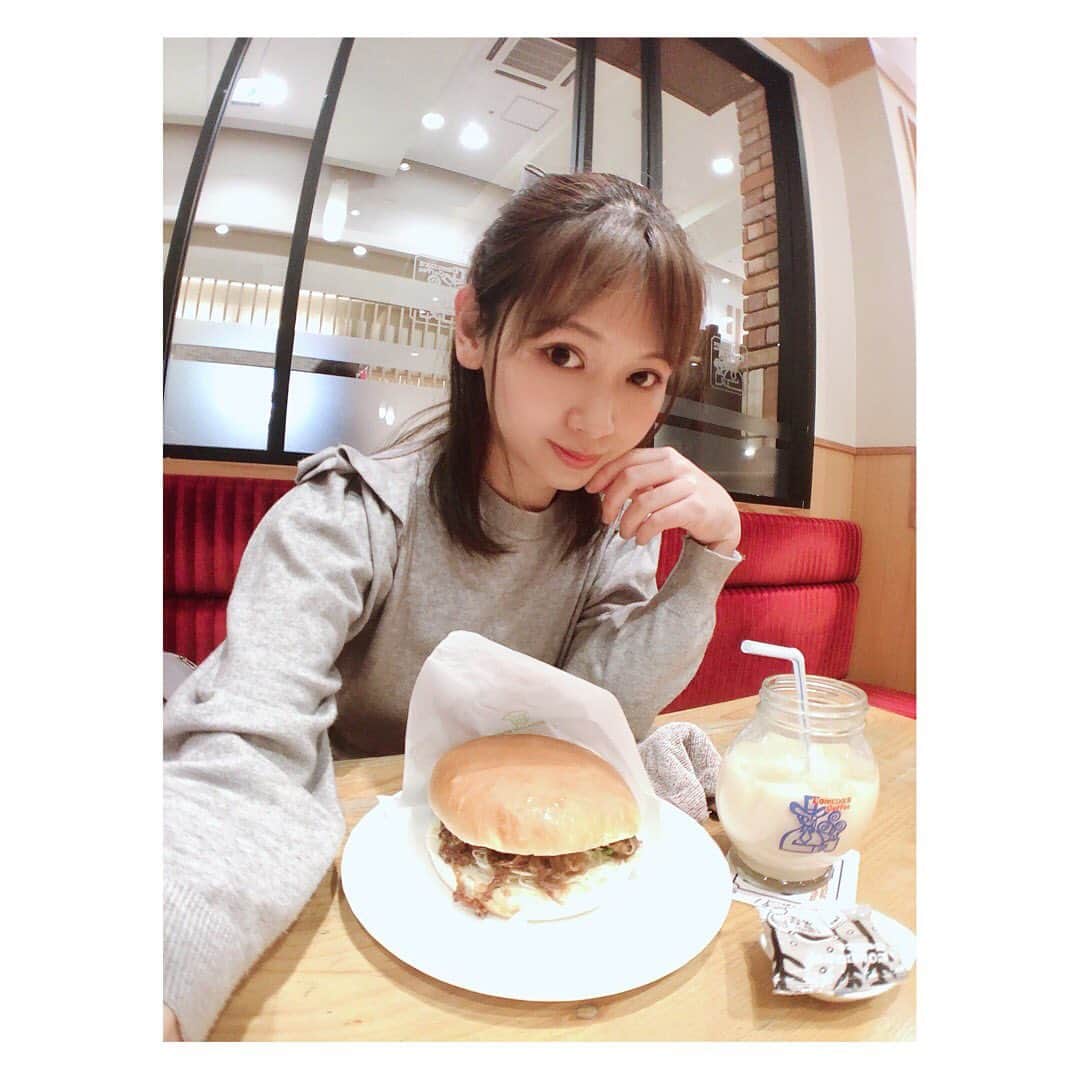 小河結香のインスタグラム：「久々コメダでランチ🍔🍴 何故コメダだったかと言うと 鬼滅の刃とコラボしてるから✋ 豆菓子買ってクリアファイル Getして来ました✨ 柱集合デザインは嬉しいよね🥰 期間限定のコメ牛と 毎回同じミックスジュース🍹 コメダ珈琲店なのに コメダでコーヒー飲んだ事ない💧 コメ牛は美味しかった💕 やっぱ肉しか勝たん🐃🥩 #コメダランチ #コメダ珈琲店 #鬼滅コラボ #鬼滅の刃 #鬼滅の豆菓子 #コメダの豆菓子 #ヲタ活 #アニヲタ #推し事 #ゆんのヲタ活記録」