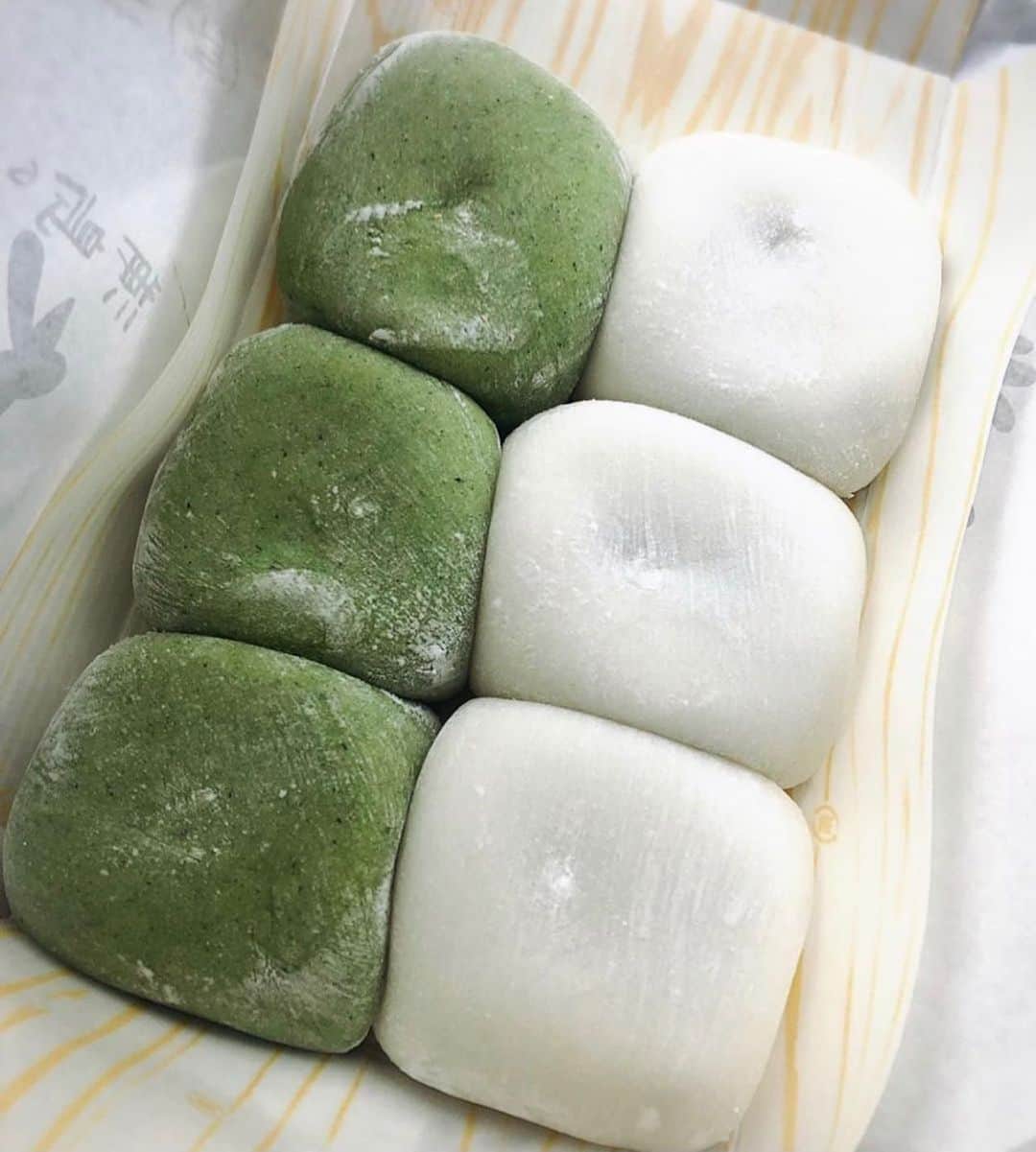 のインスタグラム：「.﻿ 【香川】﻿ 丸亀にある浦島餅店のあん餅💕﻿ ﻿ 開店時間に行ってもなかなか買えない﻿ 人気のとろけるもちもちお餅！！ ﻿ ﻿ 見た目は普通だけど﻿ 特殊な方法で作られてて﻿ とろけるもちもち感🤤💓﻿ ﻿ 時間が経っても柔らかい﻿ ほんっとに美味しいおもち！！﻿ ﻿ ここのお餅が1番好き😭💕﻿ ﻿ . #香川キラリ旅 #浦島餅店 #美食 #丸亀 #香川 #日本 #우라시마모찌텐 #마루가메 #마루가메맛집 #카가와 #일본 #먹스타그램  #토기모치 #とぎもち #とぎもちkorea  #さぁ香川キラリ旅」