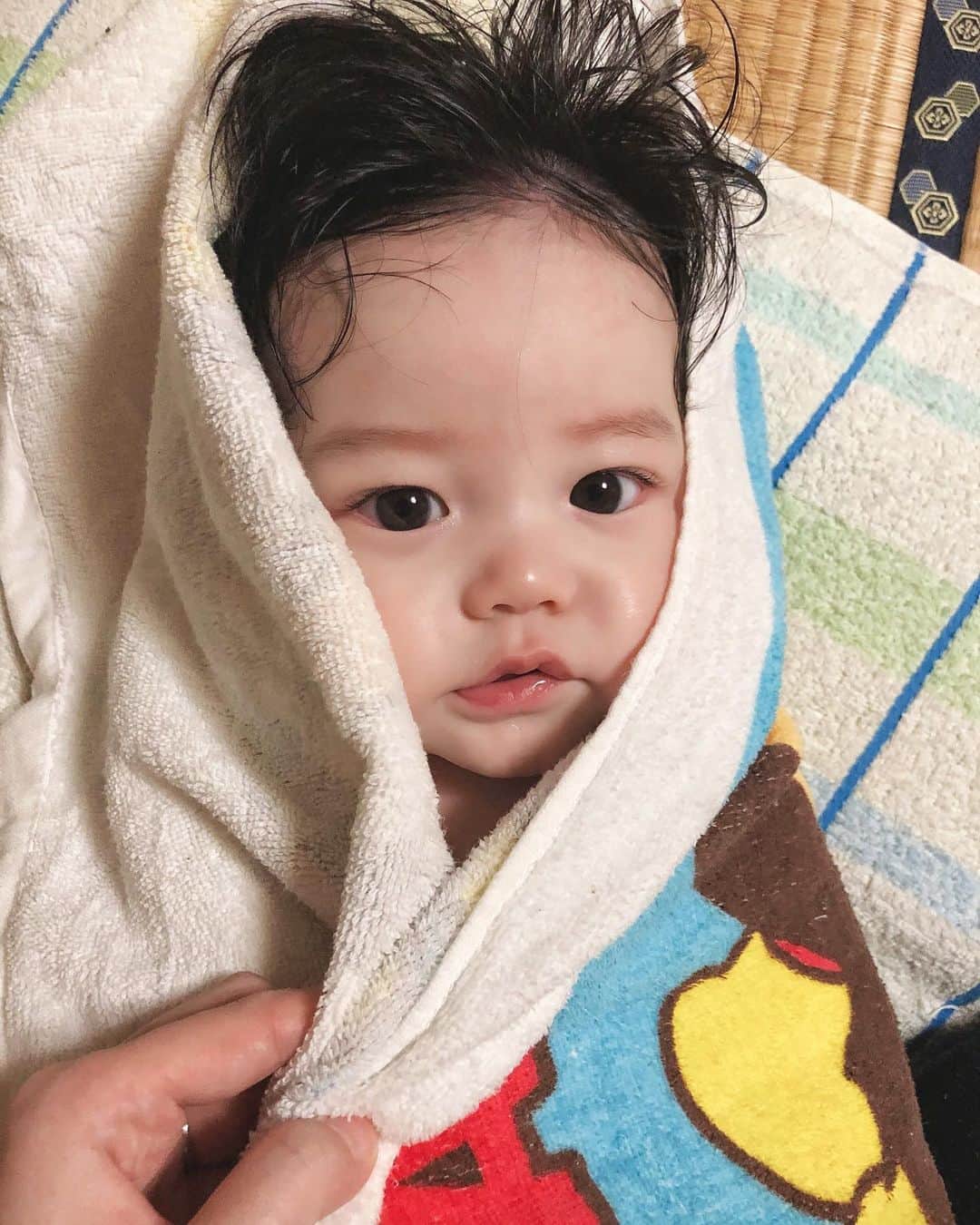 みやこLv.18のインスタグラム：「・お腹ピーピーが治ってきた薫👏🏻 これは薫が一番盛れるお風呂上り🥰 お尻のかぶれもめっちゃ良くなってきた🤩 ・ ほんまに、先週とくらべて機嫌がいい❣️ これぞうちの息子😏 ・ 元気なんがええわ😎 小児科の先生も優しくて面白くて、めっちゃ安心した😌 ・ 明日はパパが宿直😔 ・ #男の子ベビー　#男の子ママ　#令和2年ベビー　#ベビーモデル　#オムツモデル #親バカ部　#ママさんと繋がりたい　#赤ちゃんのいる生活　#ベビスタグラム　#6ヶ月ベビー　#育児記録　#コドモノ　#ベビフル　#ままのて　#ママリ　#赤ちゃんモデル　#サロンモデル  #ママモデル　#お洒落さんと繋がりたい　#いいね返し」