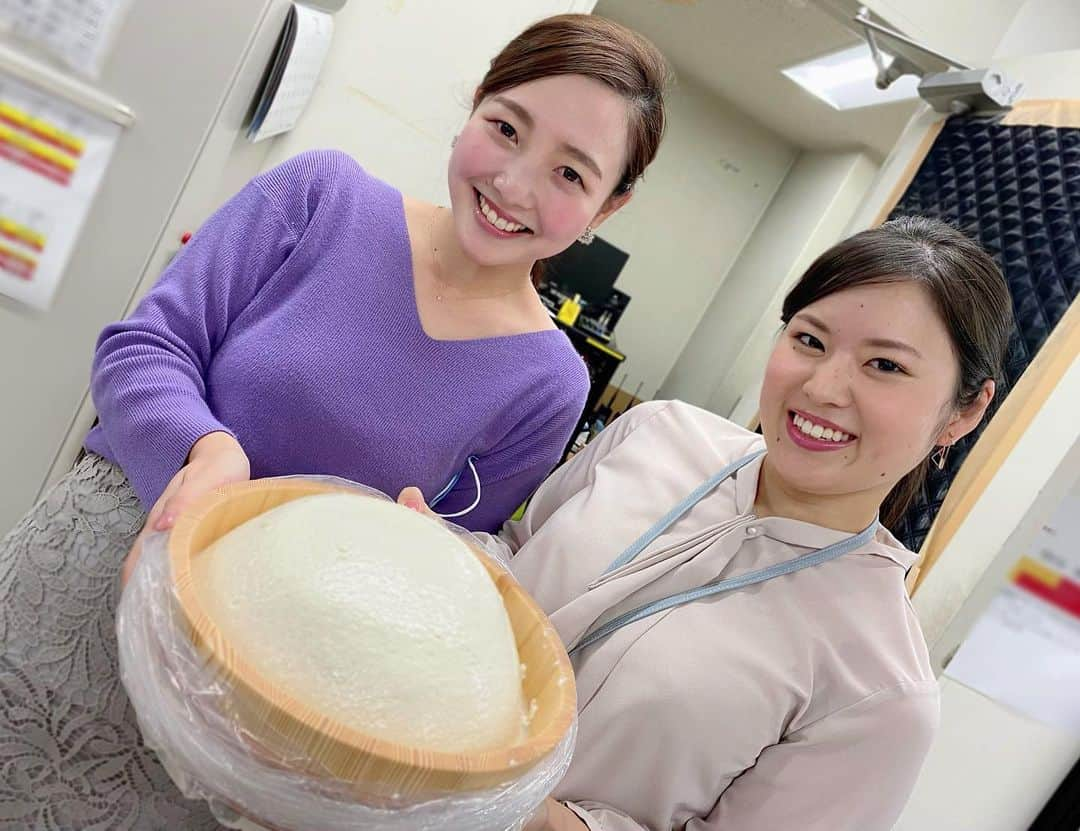 清水玲さんのインスタグラム写真 - (清水玲Instagram)「・ ・  久々の同期ショット👭 （撮影時のみマスクを外しました）  私たちが持っているものは… なんと！お豆腐なんです！！😲 こんなに大きものは初めて見ました👏  今日のMRTニュースNextの特集は 宮崎市の老舗豆腐店のある取り組みをご紹介します！  コロナに負けず、売り上げ回復のため始めた新たな挑戦とは…？！  是非ご覧ください☺️🌟  ・  #宮崎#宮崎放送#mrt#アナウンサー #ニュースNext#特集#宮崎市#老舗豆腐店」1月28日 18時23分 - mrt.shimizu