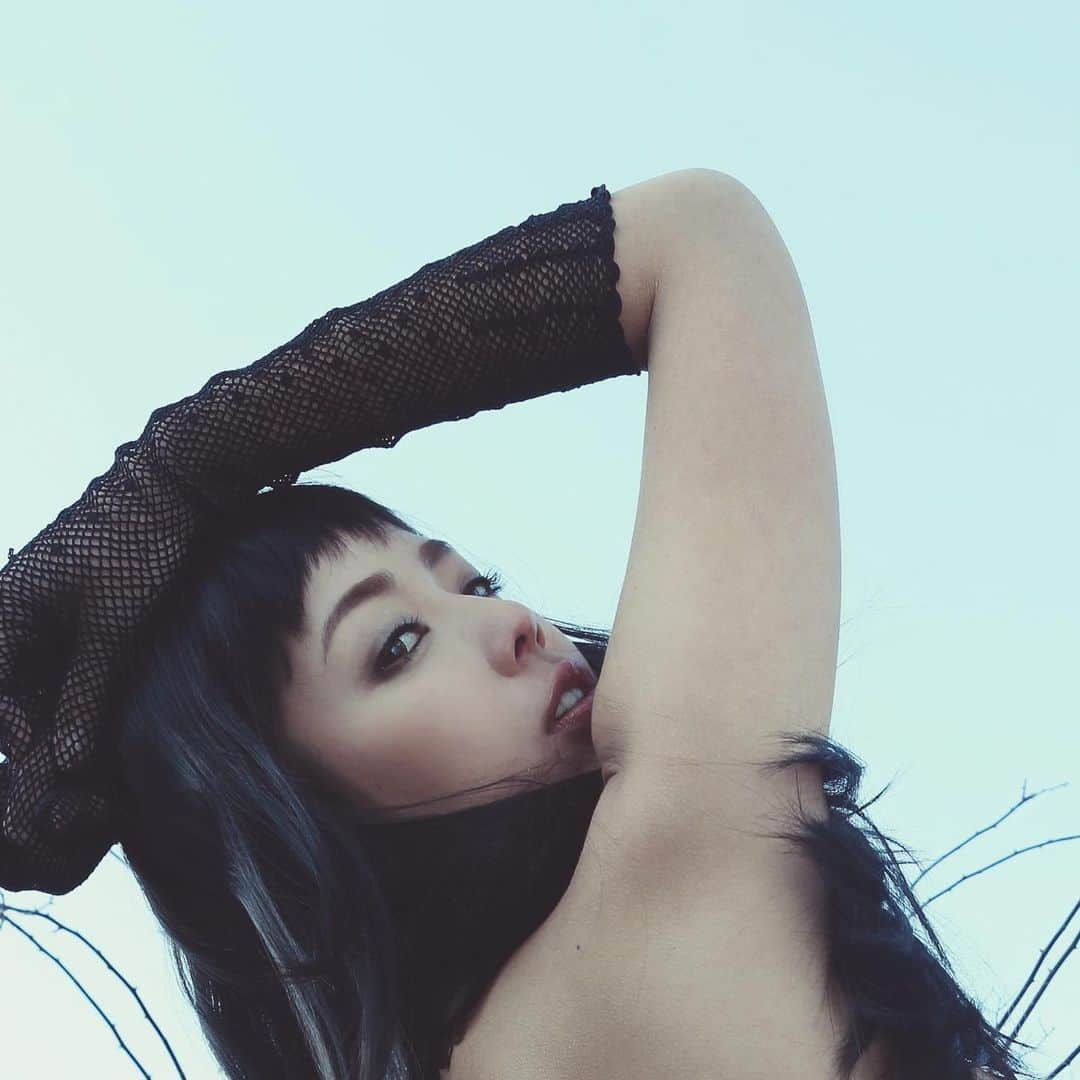 永野桃子　のインスタグラム：「♡☃︎  #オン眉ロング #写真集 #グラビア」