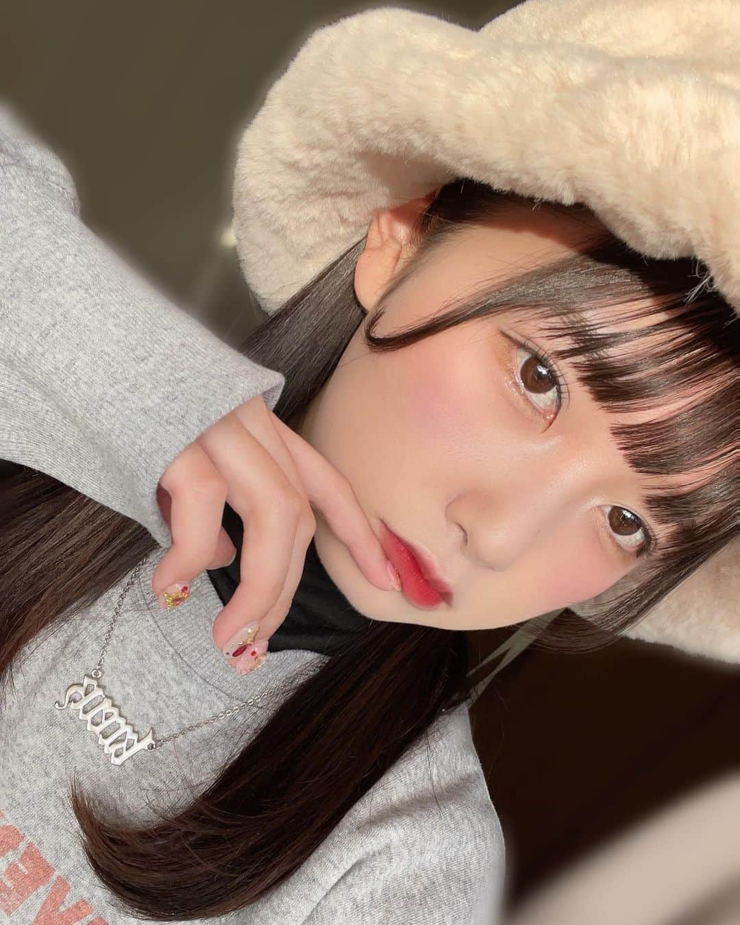 七瀬ひなたのインスタグラム：「もこもこもバケハもすきすぎる  #アイドル #地下アイドル #バケハ #ファーバケットハット #ストリート系女子 #トレーナーコーデ #シースルーバング #シースルーぱっつん #黒髪ロング #ミディアムヘア #スナップ写真 #自撮り #セルフィー #オルチャンメイク #メイク #コスメ  #毎日コーデ #ファッション #ootd #自撮り女子 #写真好きな人と繋がりたい #ファインダー越しの私の世界 #被写体モデル  #白加工 #淡色女子 #サロモ  #ツインテール #プリント倶楽部 #横顔 #自然光」