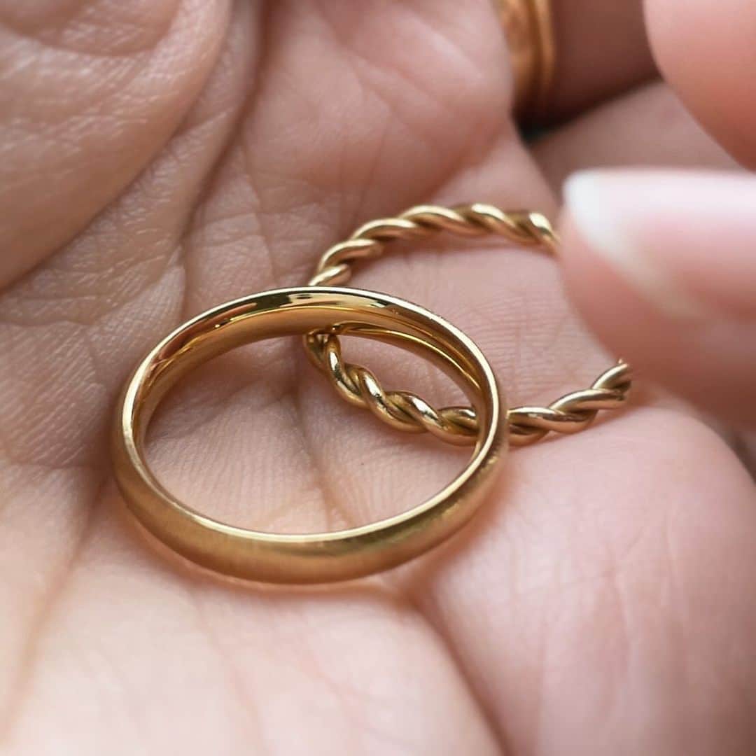 SHIHARAさんのインスタグラム写真 - (SHIHARAInstagram)「#ShiharaTwistRing and Classic Oval Ring.  #shihara #shiharabridal #weddingband #結婚指輪 #マリッジリング」1月28日 18時16分 - shihara