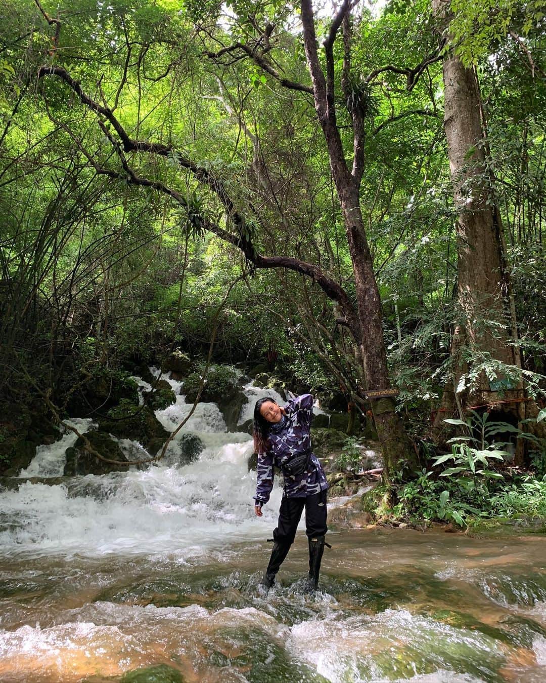 Amata Chittaseneeさんのインスタグラム写真 - (Amata ChittaseneeInstagram)「เป็นความรู้สึกที่แปลกมาก ทุกครั้งที่เดินออกจากป่าบ้านหัวทุ่ง มาเจอกับน้ำตก จะรู้สึกว่าตัวเองสวยมากๆ ต่อให้เส้นทางจะเหนื่อยแค่ไหน ร้อนแค่ไหน ฝนตก หรือยุงเยอะ แต่พอเราเปิดใจ เปิดรับ #พลังธรรมชาติ หน้าสดก็หน้าสดเถอะ สวยของจริง ☺️ เหมือนอยู่ดีๆ มี Aura พุ่งออกมาจากตัว รับมงจากธรรมชาติ❤️🐝🌼 เหมือนเป็นผึ้งน้อยในป่าใหญ่ #pearypiesmileycamp #chiangdaoclassroom #เชียงดาว」1月28日 18時16分 - pearypie