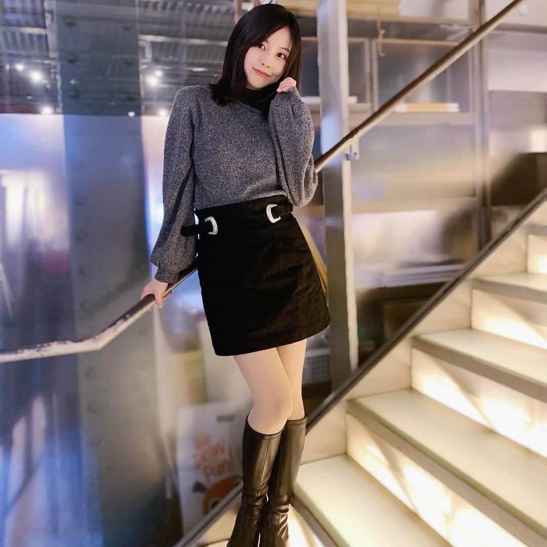 池田愛のインスタグラム：「冬でも足見せコーデ😆✨  1月ももうすぐ終わりですね！ 早い〜💦💦 もうすぐ誕生日なのでワクワクしています💗  インスタグラマーへの道を歩み始めました！！ 皆さんのオススメの映えスポットはどこですか？📸✨✨ 写真撮るの楽しい🤗❤️ ・ ・ ・ ・ #大人コーデ #カッコいい #ミニスカート #ロングブーツ #強めメイク #ポートレート #ポートレート撮影 #インスタグラマーへの道 #インスタ映え #spiralgirl」