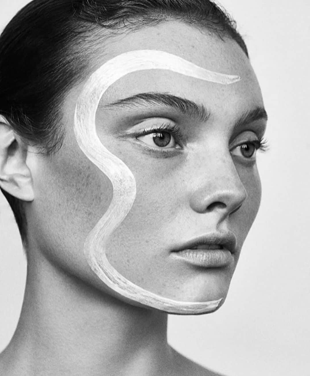 NINA PARKのインスタグラム：「Silver line 〽️ @georgiehobday _________________________________________ #CD @janasommet II #Photographer by Moi @ninaparkbeaute for @ballsaal_artist_mgmt」