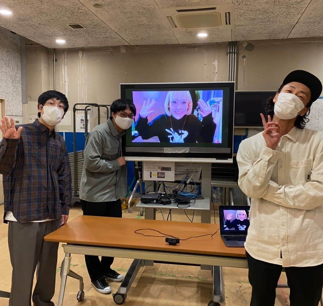 宮戸洋行のインスタグラム：「本日は単独ライブ『ダサ坊の群像』のリモート稽古を！今回も突劇金魚のサリngROCKさんに演技指導をお願いしております！今回はやったことない感じの役があったり今までとはまた違うコントもお見せできると思いますので、ぜひオンラインチケット発売中ですのでよろしくお願いします！」