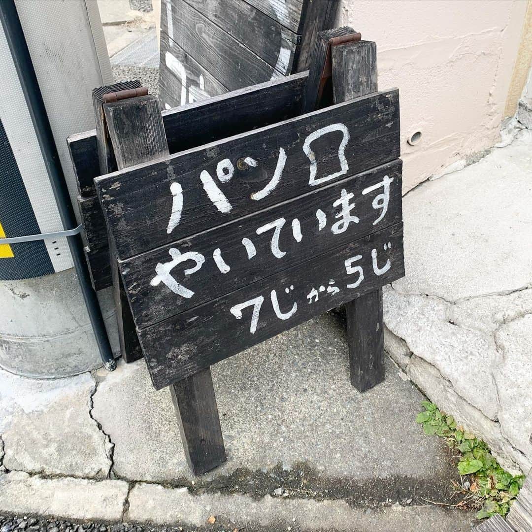 megumiさんのインスタグラム写真 - (megumiInstagram)「. 天神から電車で10分位の高宮にあるパン屋の#コウブツ さん . 朝7時からオープンしていて朝活民としてはとてもありがたい✨ 内装もすごく可愛くて朝からテンション上がりました❤️ (特にパンの靴下可愛すぎた) . ビジュアルに惹かれて買ったれんこんパン。生地が玄米粉とライ麦粉を使ってるそうで、しっかりしていてクリスピー感もあり、れんこんとの食感の違いがまた良くておいしかった🥺❤️ . 隣のレーズンのパンもレーズンたっぷりで美味❤️ . ほっこりするパンがたくさんありました☺️ . . #福岡グルメ #高宮 #福岡パン #福岡ランチ #天神グルメ #パン活 #パン好きな人と繋がりたい  #パン好きトレーニー#healthylifestyle #healthybody #健康美 #naturalbeauty #ボディメイク#bodymake #フィットネス #fitness #fitnessgirl #フィットネス女子 #筋トレ #筋トレ女子 #体型記録 #ダイエット#メリハリボディ#fitnessmodel #フィットネスモデル#お尻トレーニング #美尻 #美容」1月28日 18時26分 - megumi_aimy_fit