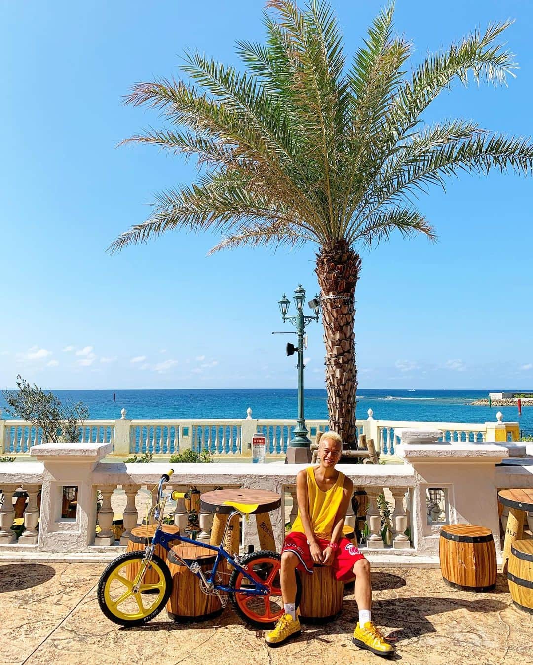 照屋 健太郎のインスタグラム：「🏝☀️✨  ポカポカだった火曜日😊 🥗サラダをたべて 海沿いをサイクリングして コーヒーを飲みながらまったり☕️ ミーティング前の短い時間だったけど 気持ちの良い時間でした〜  #mitchellandness #mitchellness #okinawa #miami」