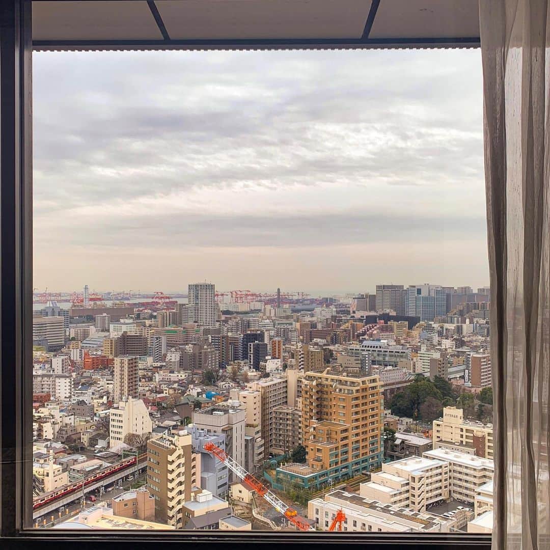 東京マリオットホテルさんのインスタグラム写真 - (東京マリオットホテルInstagram)「24階に位置する108平米のプレジデンシャルスイート✨   紫を基調とした、可愛いらしい中にも上質な雰囲気のなあるお部屋です。  窓の外には東京湾も見えるシティビューが広がります。  大切な人と贅沢な時間を過ごしてみませんか？  Share your own images with us by tagging @tokyomarriott @tokyomarriott をつけてご投稿ください！公式アカウントからご紹介させていただく事があります。 ————————————————————— #tokyomarriott #tokyomarriotthotel #marriottbonvoy #marriotthotel #marriott #tokyo #shinagawahotel #東京マリオットホテル #マリオット #マリオットホテル #東京ホテル #シティホテル #東京旅行 #東京観光 #贅沢ホテル #非日常 #ホテル好き #スイートルーム #アメリカンスタイル #シティビュー #ホテルライフ #ステイケーション」1月28日 18時33分 - tokyomarriott