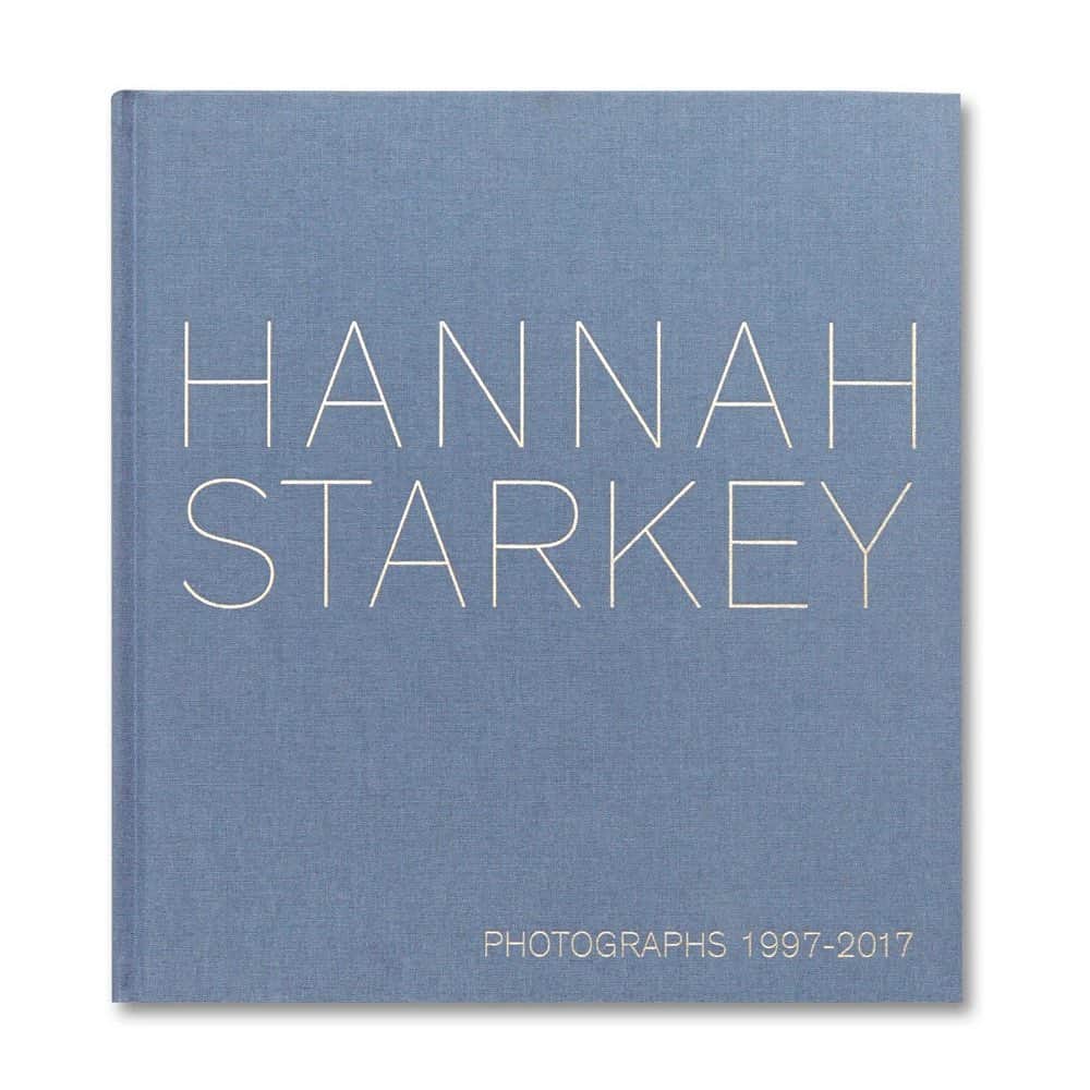 Sisterさんのインスタグラム写真 - (SisterInstagram)「PHOTOGRAPHS 1997 – 2017 by Hannah Starkey  ¥7,800(+tax)  イギリス人フォトグラファー、ハナ・スターキー（Hannah Starkey）の作品集。1990年代半ばから女性をテーマに据え、女性であるということの意味を巡る概念の形成に写真がどう関わってきたのかという問いを追い続けてきた。まるで映画のワンシーンのようなイメージを写し出し、作者独自のミザンセーヌ（mise-en-scenes / ※註1）の世界観で広く知られている。都市の日常という背景を好んで用い、様々な世代の女性のポートレイトを作り上げる。芸術の世界では昔から「遊歩者（※註2）」という存在がクローズアップされてきたが、これを表すフランス語の「フラヌール（flâneur）」が男性名詞であることから、作者はその対になる概念として「フラヌーズ（flâneuse）」を提案している。鏡に映った女性を吸い込まれるように見つめる別の女性や子供を抱く母親の献身的な眼差しなど、写真になっていなければ誰の目にも留まらなかったはずの個人的な内省、疎外、社会的な相互作用といった瞬間を露わにする。現代の風俗画と同じく、作者が描くイメージの根底にはありふれた物語が流れている。ただこの場合、それは大衆文化に見られる様々な女性像を巧妙に浮き彫りにすることを狙いとし、日記的、ストリート、ドキュメンタリー、映画的、芸術的、ファッションなど、写真における幅広いジャンルのビジュアルランゲージを通じて語られる。「ビジュアルカルチャーこそ、女性の自由・平等に残された最後の砦であると私は心から信じています」と作者は言う。北アイルランドの首府ベルファストで撮影した初期のステージド・フォトグラフィー（演出された写真）から、最近では2017年にロンドンで開催されたウィメンズ・マーチの記録まで、作者のあらゆる作品を回顧録的に集めたカタログ・レゾネともいえる本書は、影響力をもつイメージを作り続けた20年を詳らかにするだけでなく、女性の眼差しに関する議論のための重要な基準として役割を果たしている。キュレーターのシャーロット・コットン（Charlotte Cotton）による伝記的なエッセイや、編集者でありライターのリズ・ジョビー（Liz Jobey）と作者が率直な思いを語る対談を収録。  ※註1 「作品の筋、登場人物を作り出すこと」の意。演劇や映画における美学的「演出」、英語で「putting on stage」と訳される。 ※註2 19世紀の初頭に近代都市の発達とともに発生した言葉。フランス、殊にパリにおいて目的を持たずに街路を彷徨する人物像。ドイツ人批評家、文学者ヴァルター・ベンヤミンが見出した。  hardcover 184 pages 273 x 283 mm color 2018  #hannahstarkey #mackbooks #mack #twelvebooks #sister_tokyo」1月28日 18時35分 - sister_tokyo