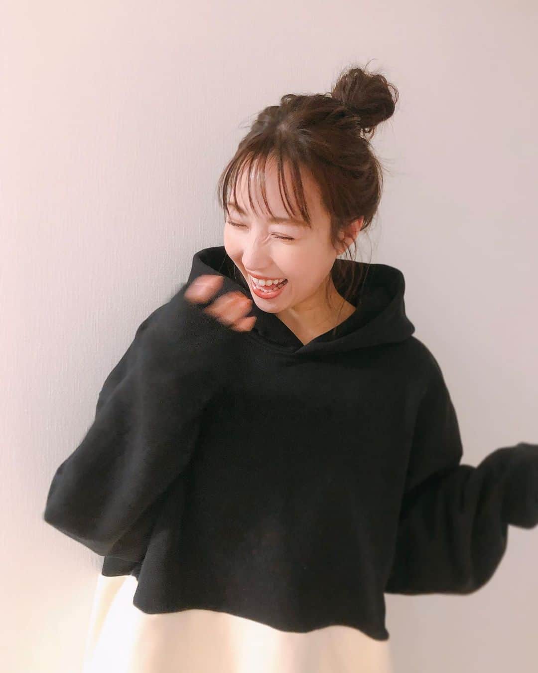 崎本ゆかりのインスタグラム：「すぐヘラヘラするー  普通に撮れない。🙊  だいたいいつもコレ。な適当でしかないお団子を褒めてもらえて嬉しいけどホント適当だから申し訳ない。爆 いつもありがとうー♡  #🍡#お団子ヘア#いつかの#適当#hairstyle #casual#mens」